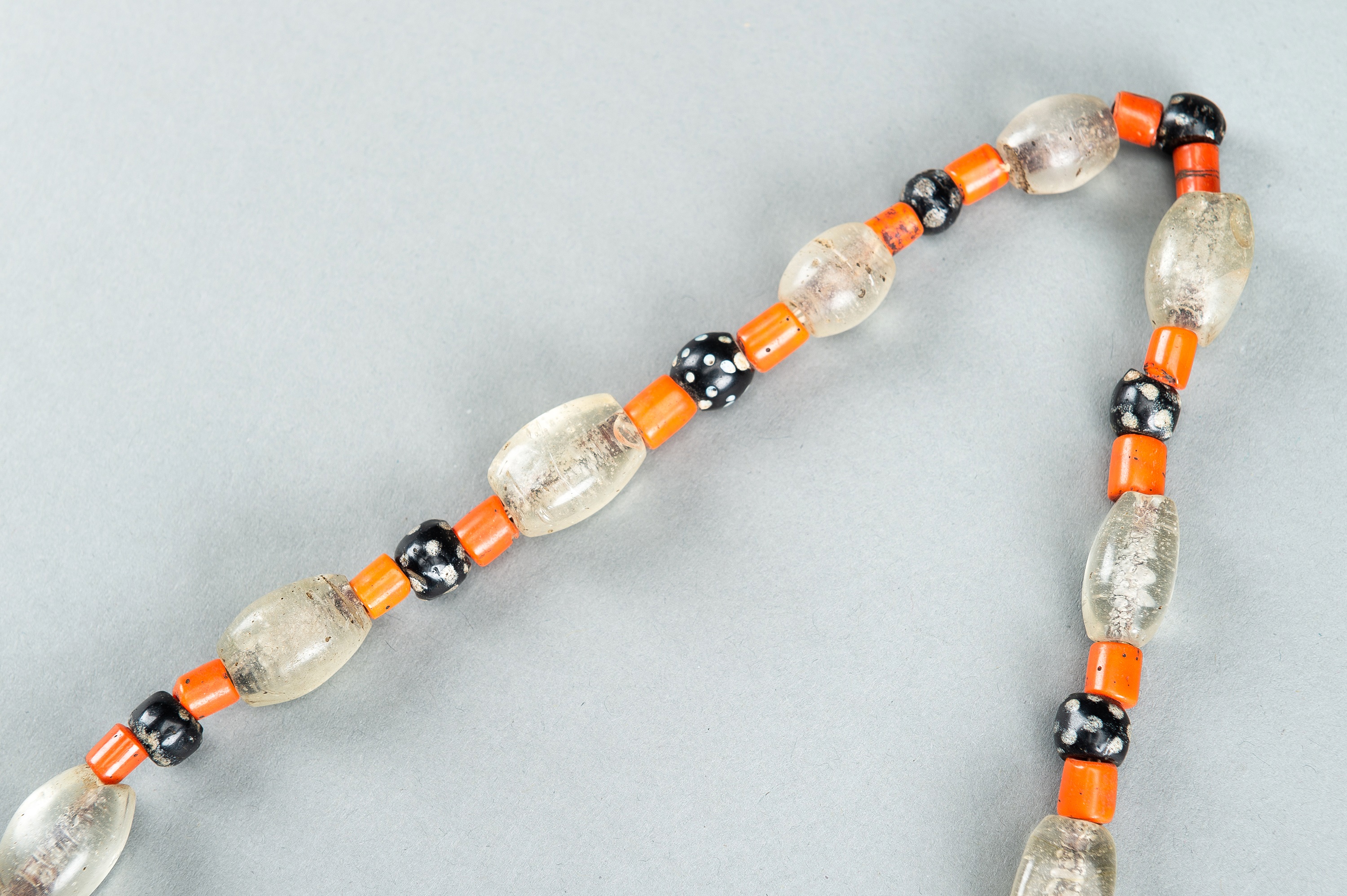 A MULTI-COLORED NAGALAND GLASS NECKLACE, c. 1900s - Image 8 of 10