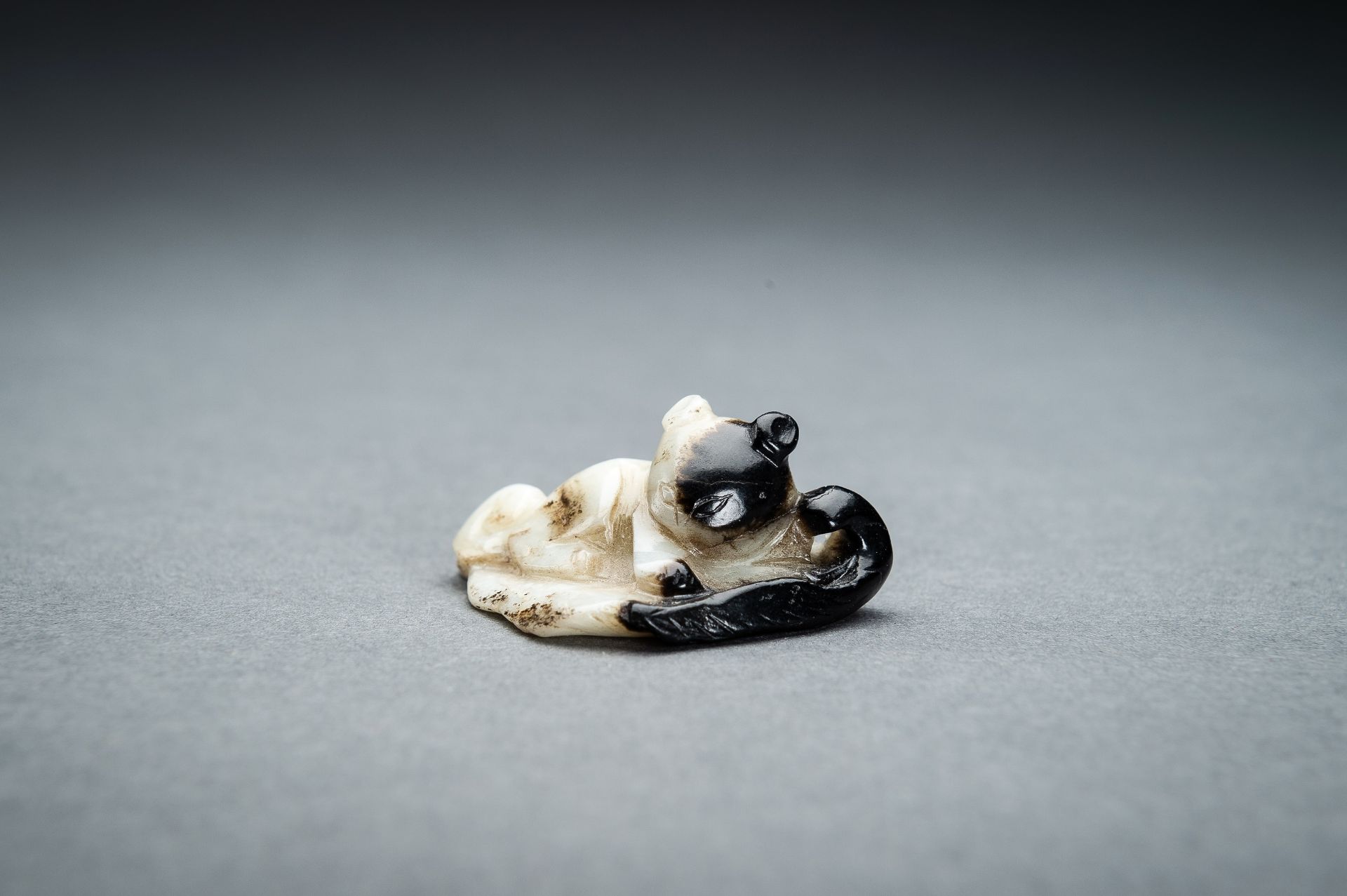 A LOT WITH THREE JADE PENDANTS, QING - Image 10 of 12