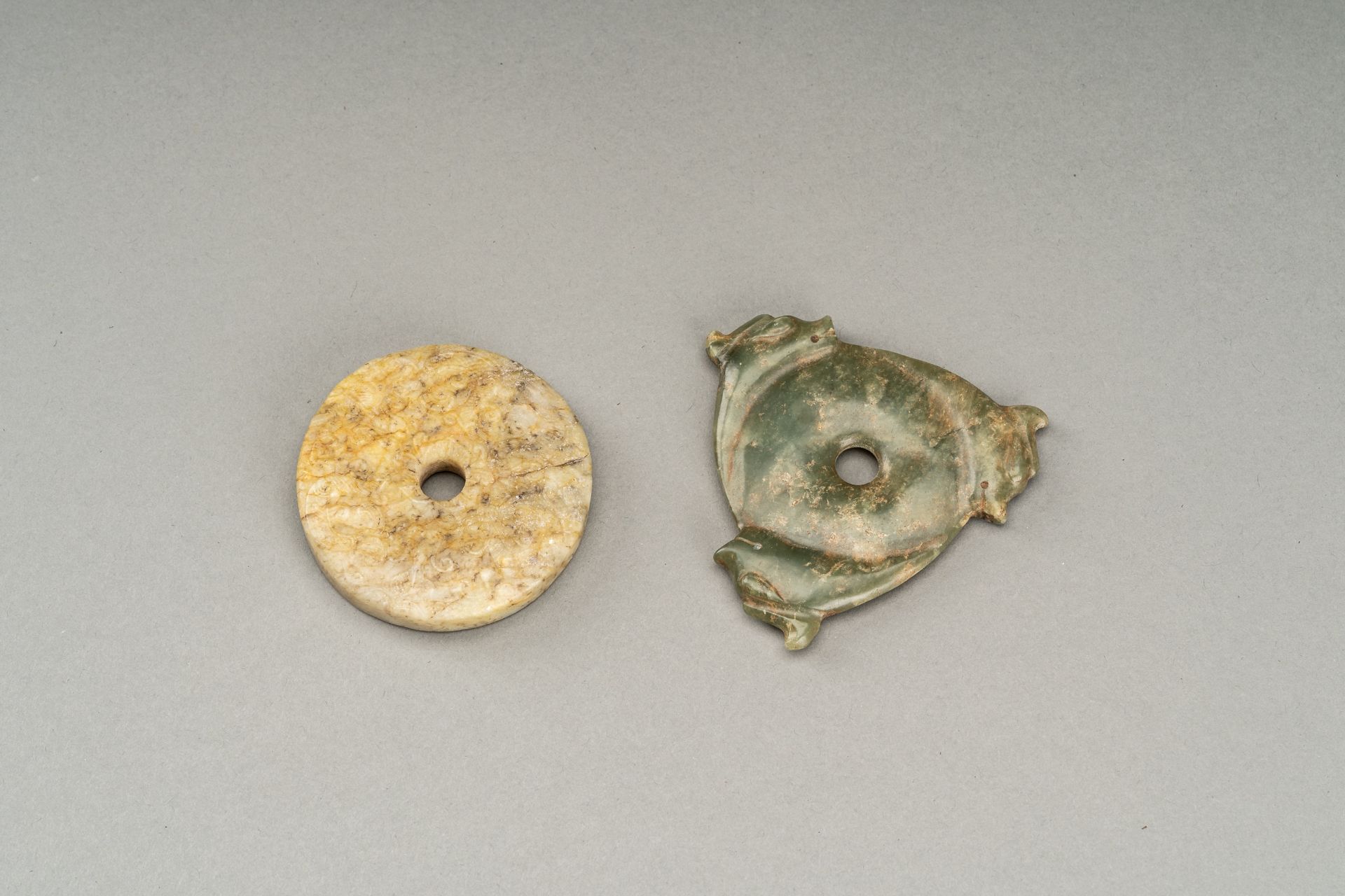 A LOT WITH TWO ARCHAISTIC HONGSHAN STYLE JADE DISCS, QING - Bild 2 aus 5