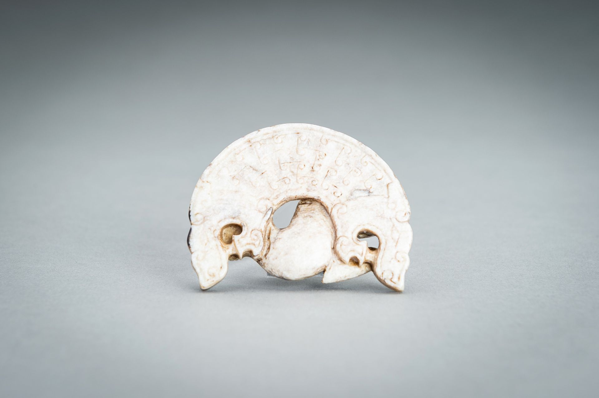 AN ARCHAISTIC MOTTLED JADE Â´CHILONGÂ´ PENDANT, QING - Image 10 of 10