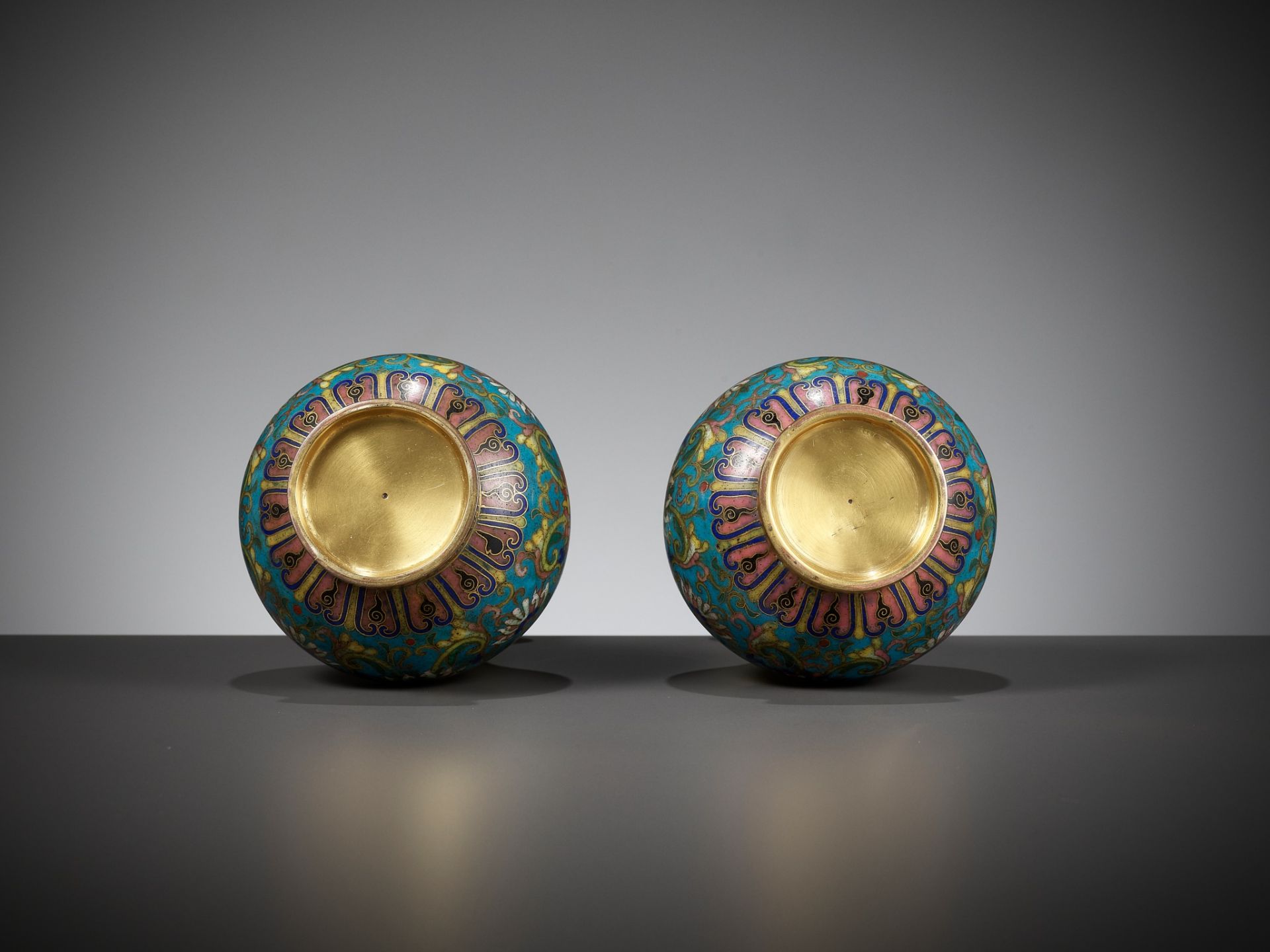 A PAIR OF CLOISONNE ENAMEL GARLIC-MOUTH VASES, QIANLONG TO JIAQING PERIOD - Image 9 of 9