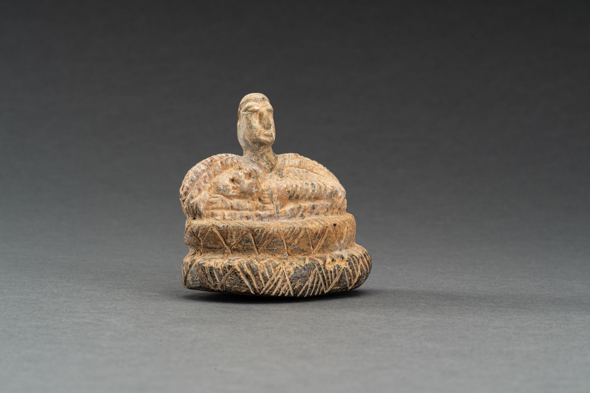 A BACTRIAN STYLE STONE FIGURE OF AN IDOL - Bild 3 aus 8