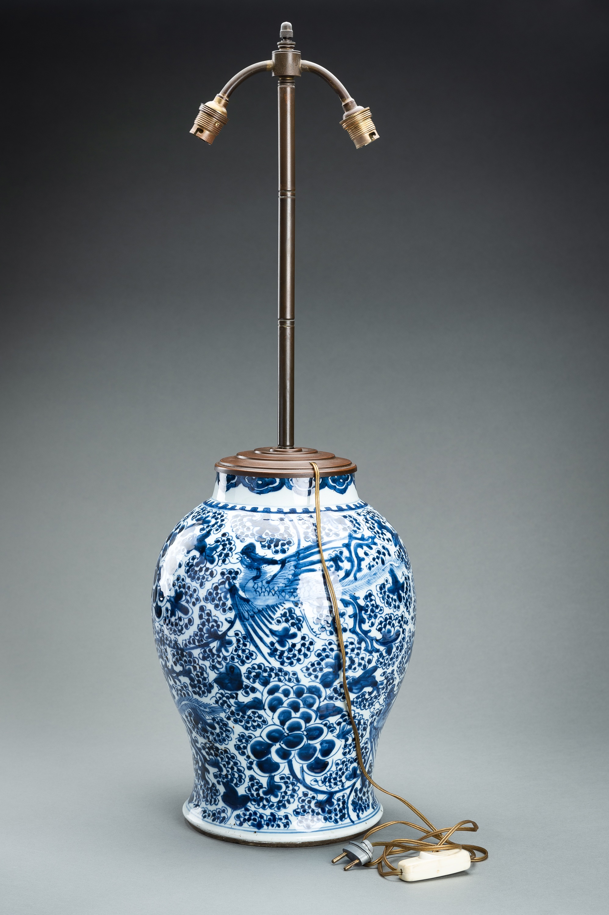 A LARGE BLUE AND WHITE PORCELAIN VASE, QING - Image 8 of 15