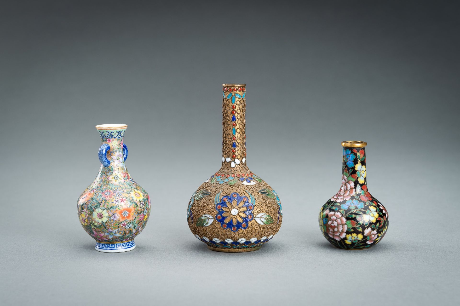 A GROUP OF THREE MINIATURE BOTTLE VASES, c. 1920s - Bild 6 aus 14