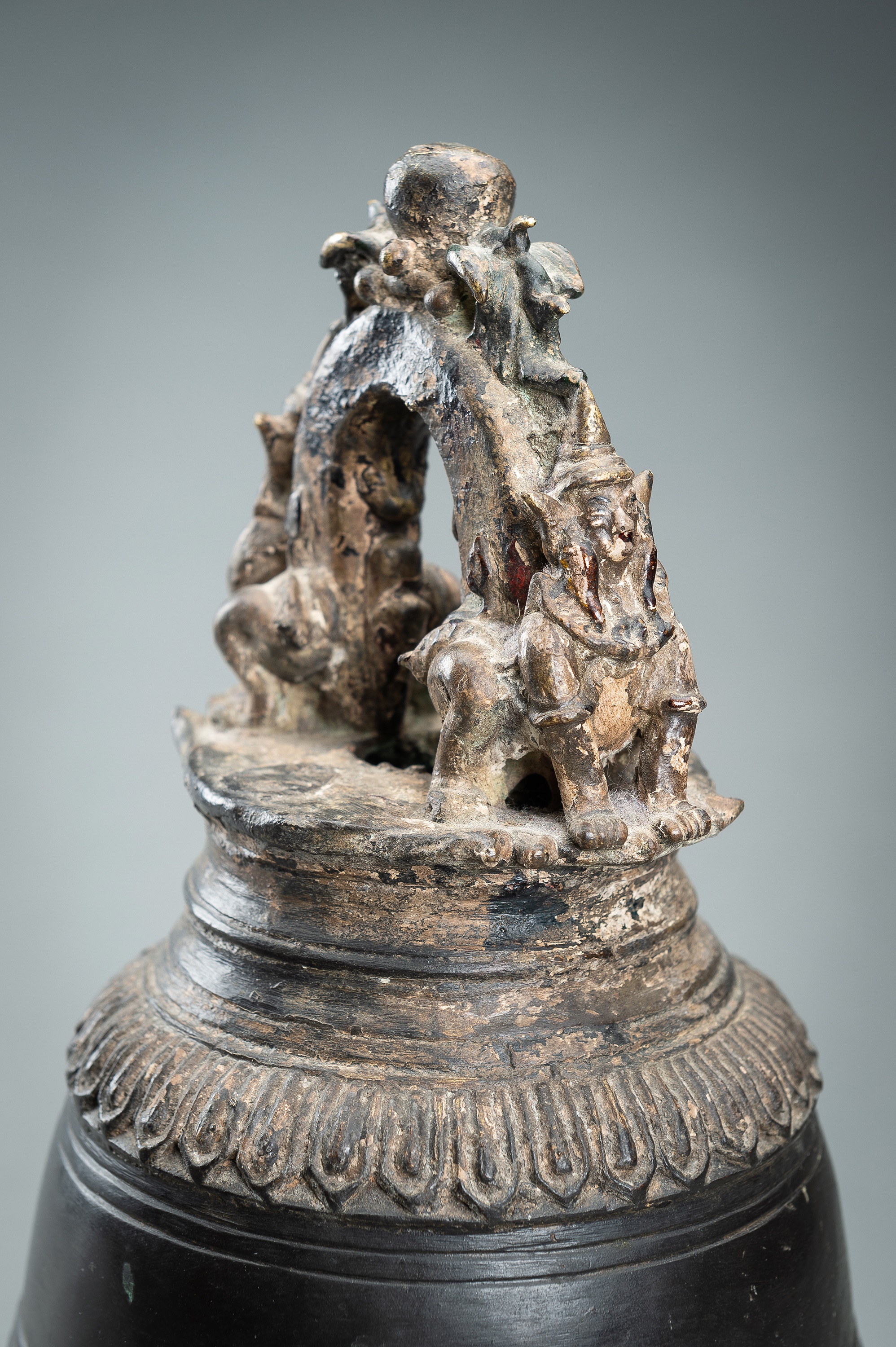 A MASSIVE BURMESE BRONZE TEMPLE BELL - Image 6 of 15