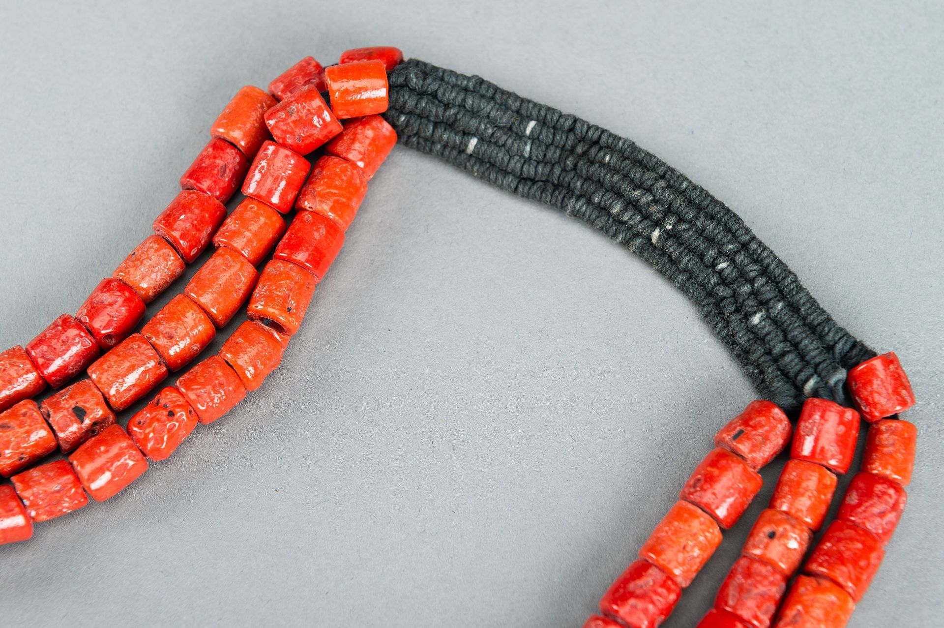 A NAGALAND 'CORAL' GLASS NECKLACE, c. 1900s - Image 6 of 9