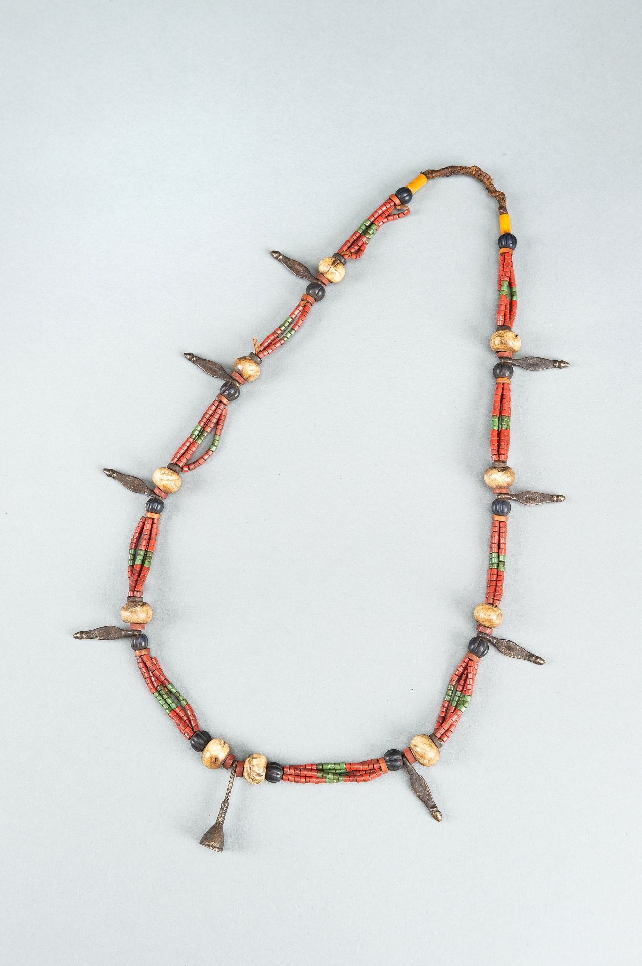 A NAGALAND MULTI-COLORED GLASS, BRASS AND SHELL NECKLACE, c. 1900s - Bild 8 aus 9