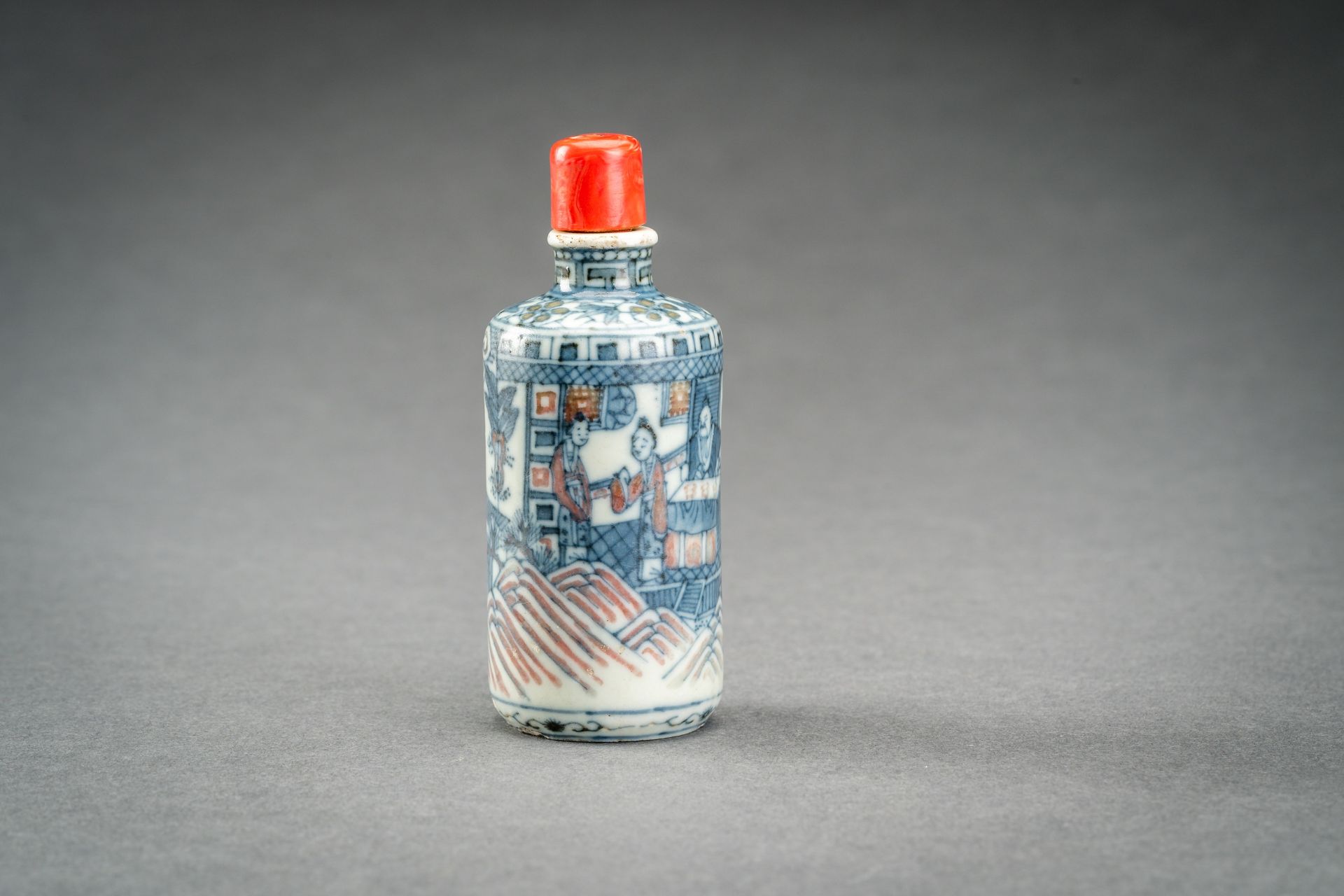 A BLUE, WHITE AND IRON RED PORCELAIN SNUFF BOTTLE, QING DYNASTY - Image 5 of 8