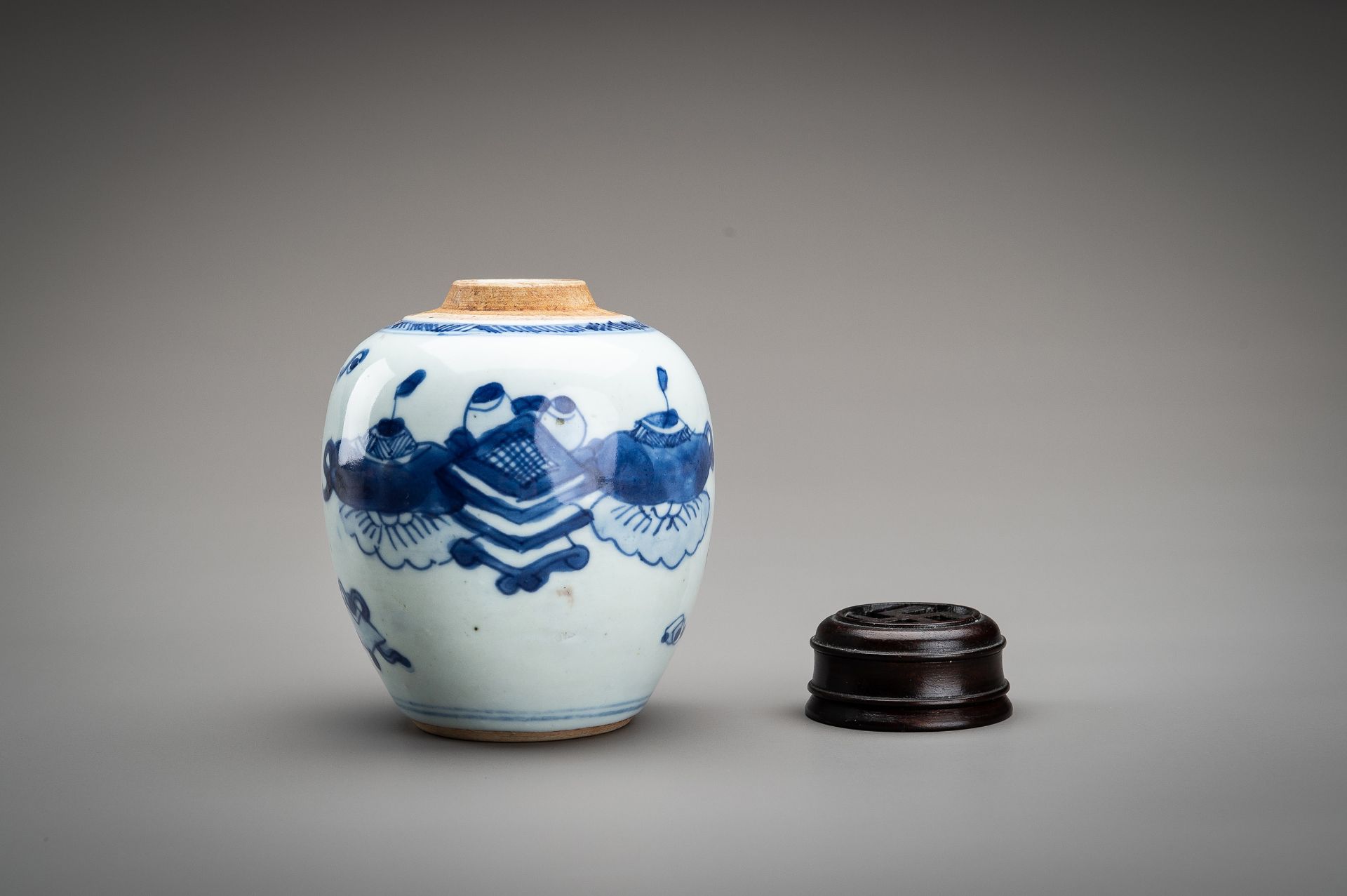 A SMALL BLUE AND WHITE PORCELAIN GINGER JAR, QING - Bild 9 aus 12