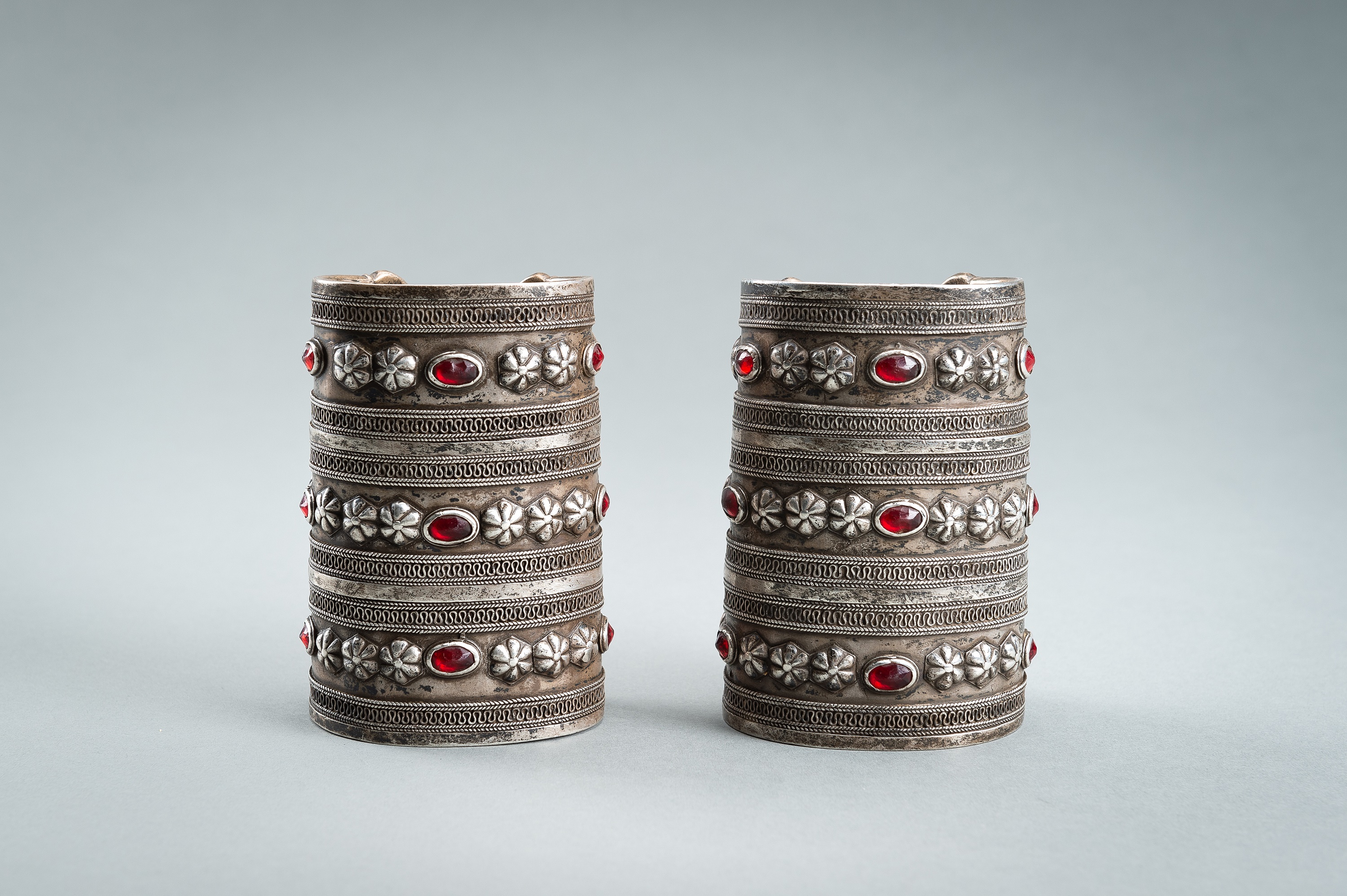 A PAIR OF TURKOMAN GLASS INSET SILVER BRACELETS, c. 1900s - Image 6 of 12