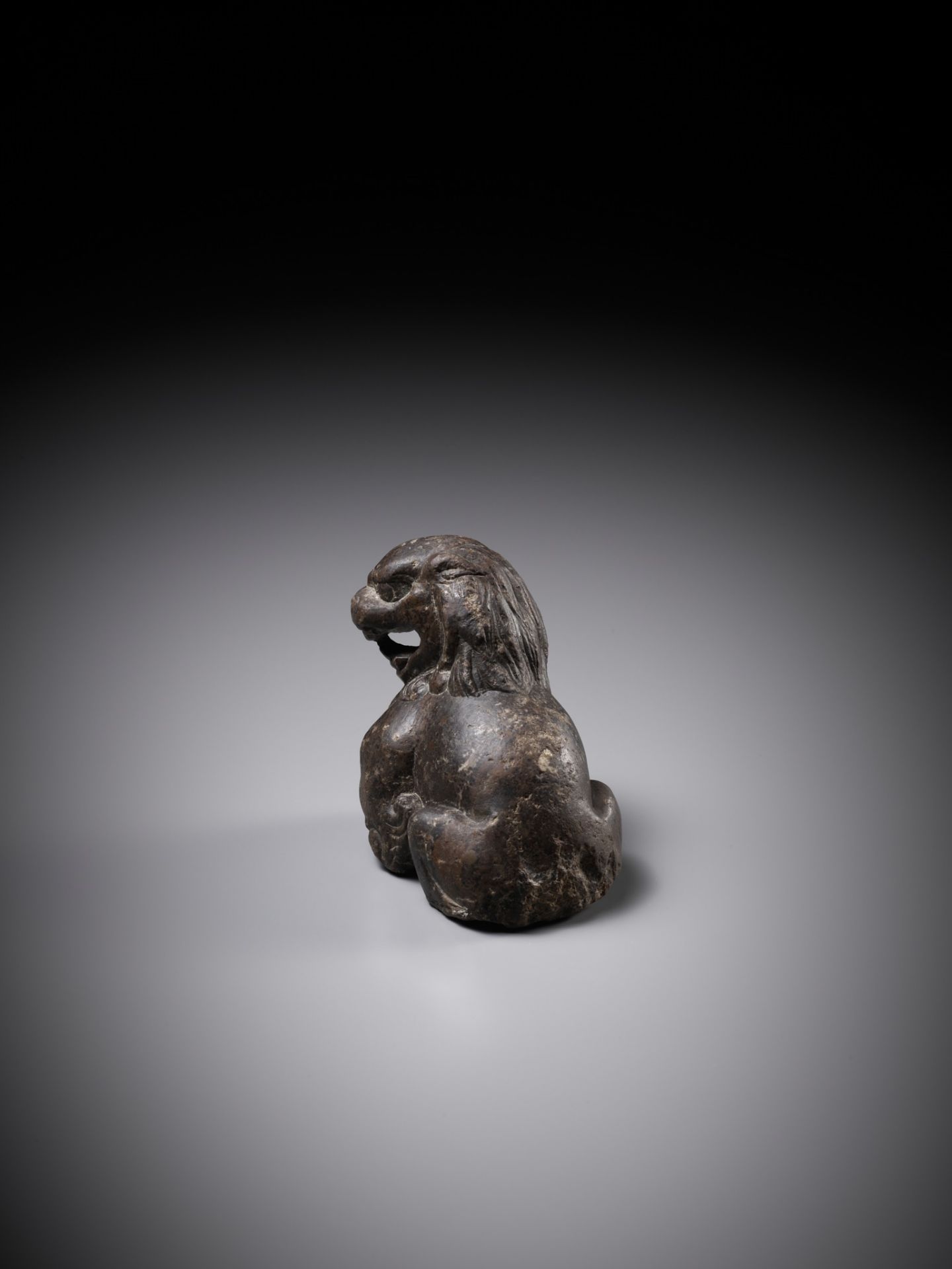 A BROWN LIMESTONE FIGURE OF A SEATED LION, TANG DYNASTY - Bild 6 aus 9