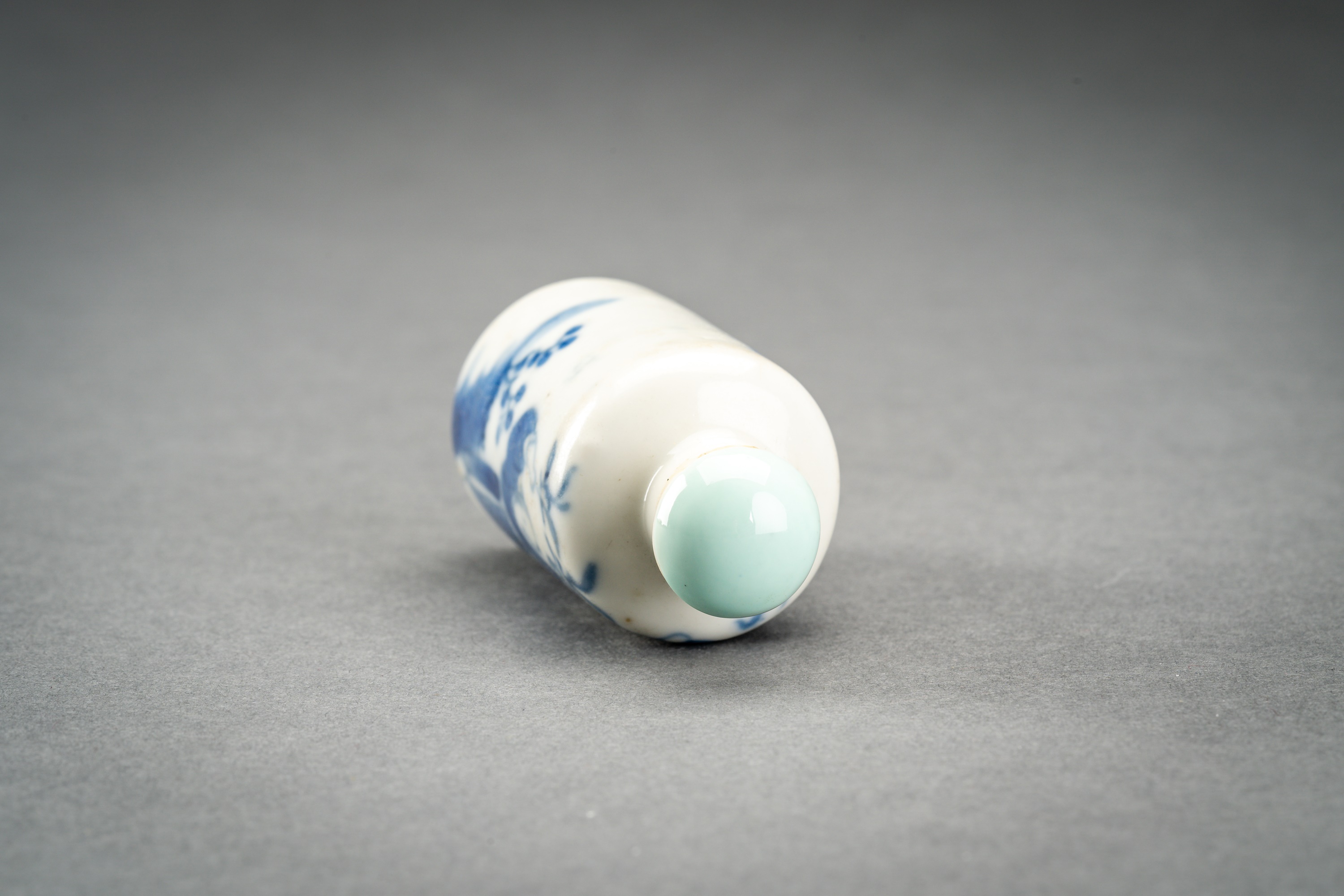 A BLUE AND WHITE PORCELAIN SNUFF BOTTLE, 19TH CENTURY - Image 6 of 7