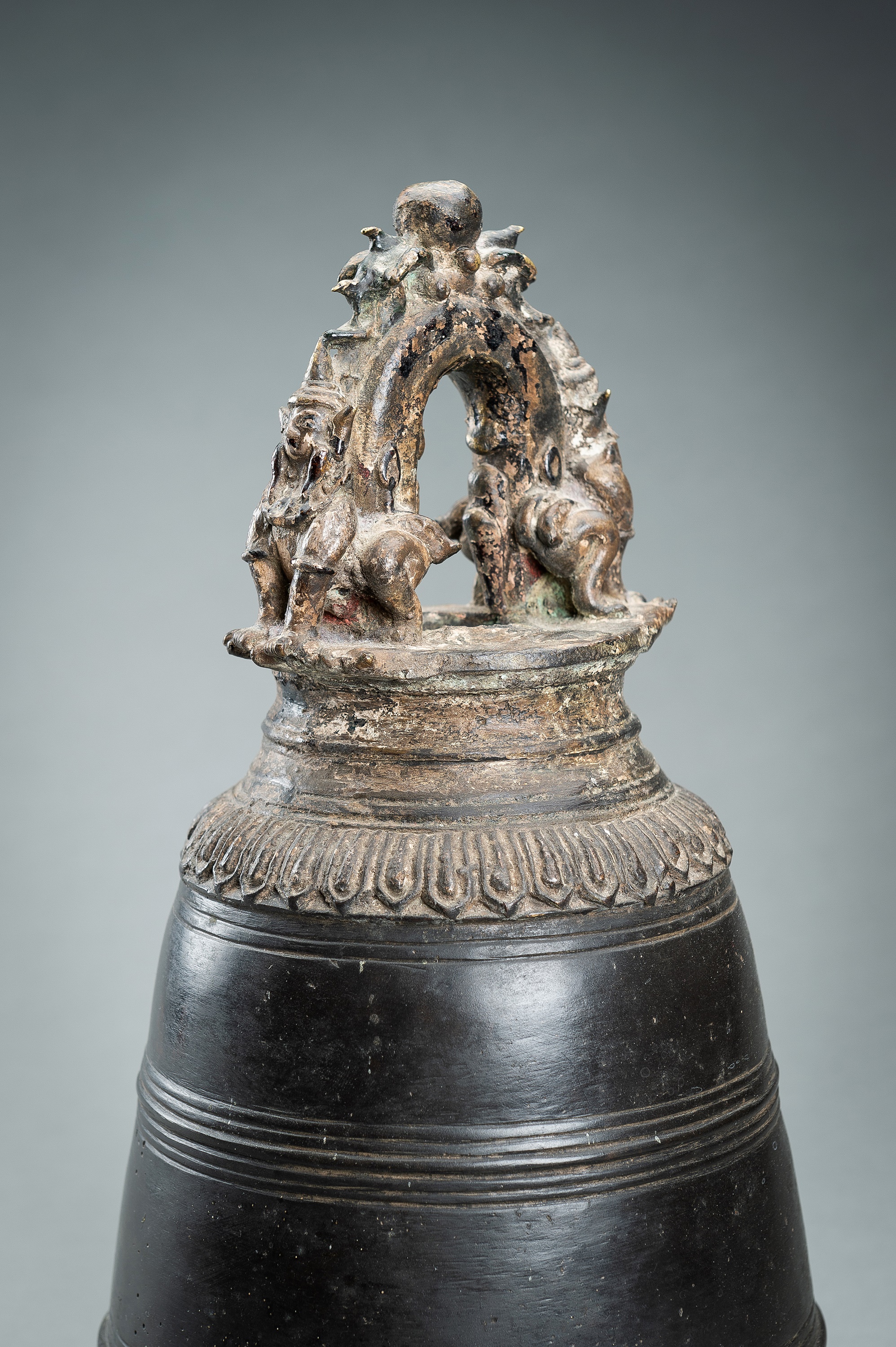 A MASSIVE BURMESE BRONZE TEMPLE BELL