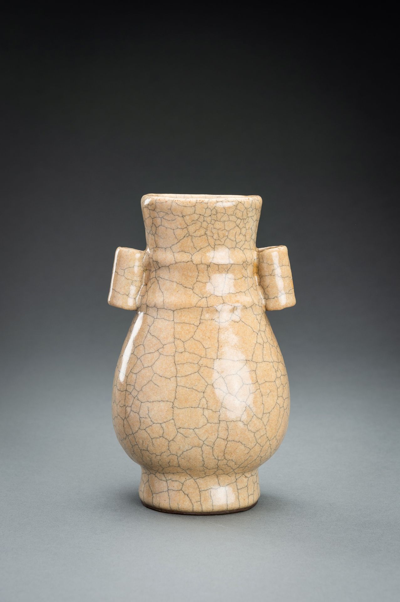 A SONG STYLE CRACKLE GLAZE PORCELAIN VASE, HU, c. 1920s - Image 5 of 11