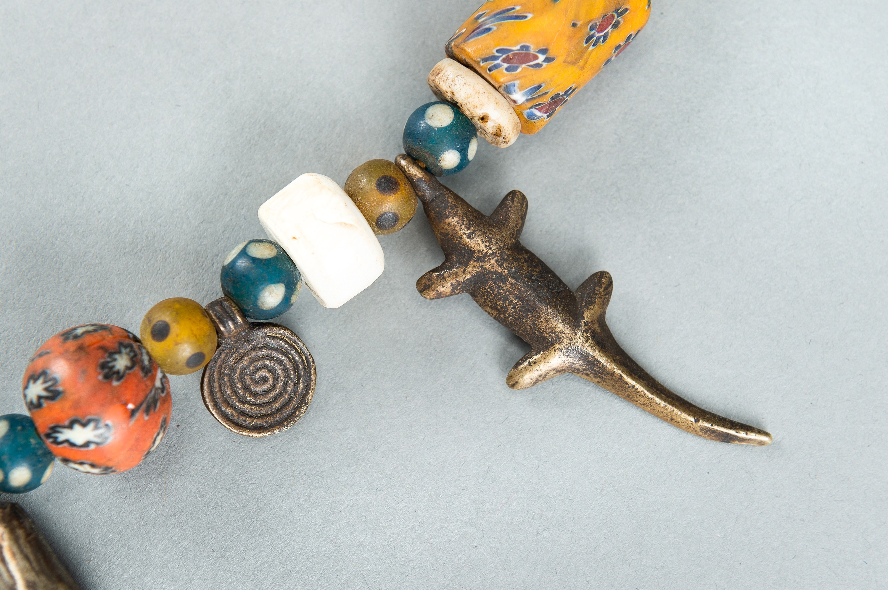 A NAGALAND MULTI-COLORED GLASS, BRASS AND SHELL NECKLACE, c. 1900s - Image 8 of 17