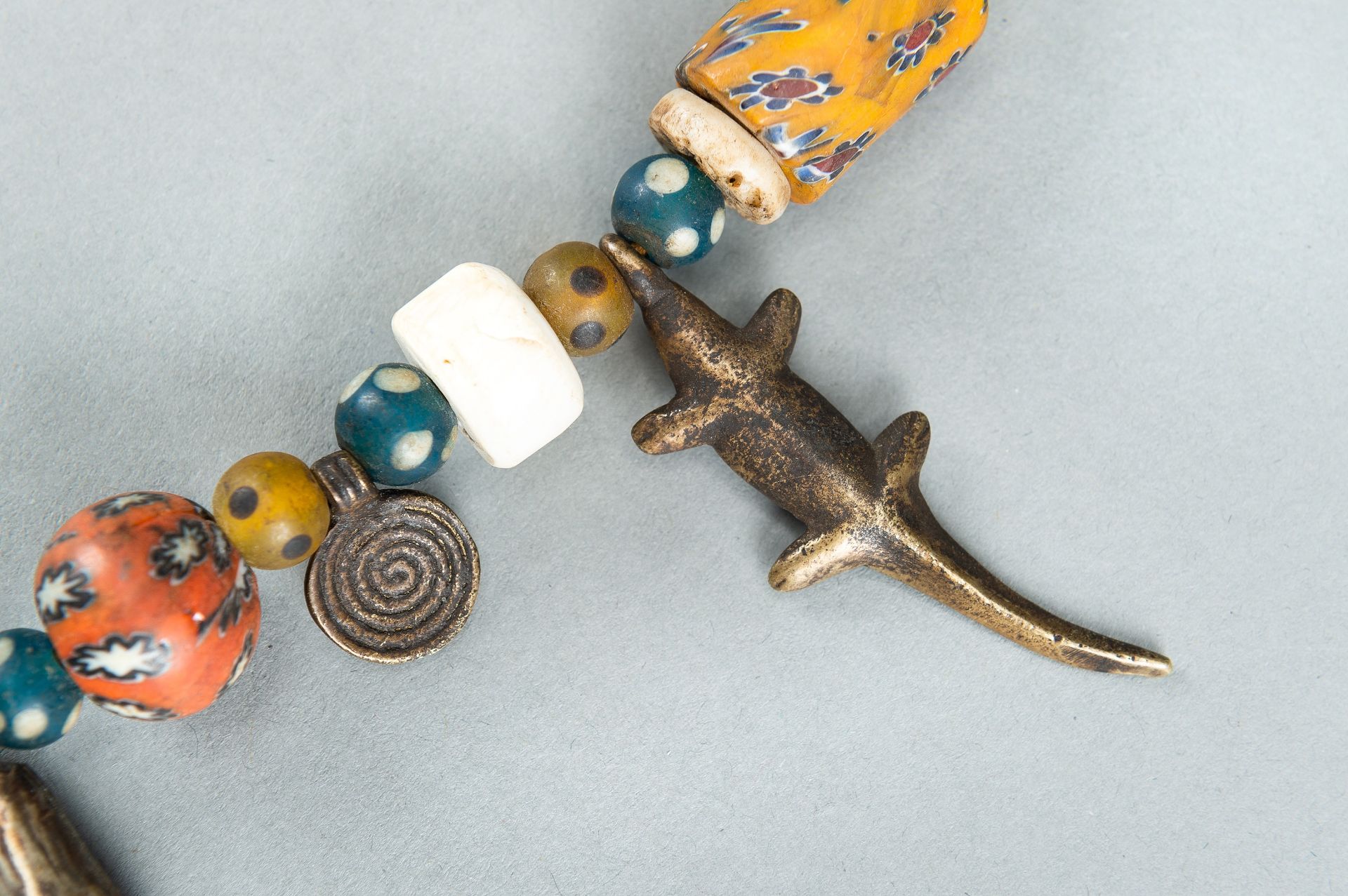 A NAGALAND MULTI-COLORED GLASS, BRASS AND SHELL NECKLACE, c. 1900s - Bild 8 aus 17