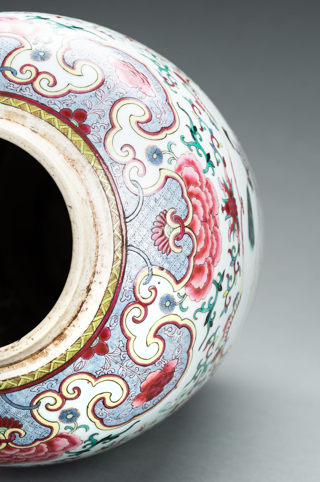 A LARGE FAMILLE ROSE PORCELAIN VASE AND COVER, QING - Image 14 of 18