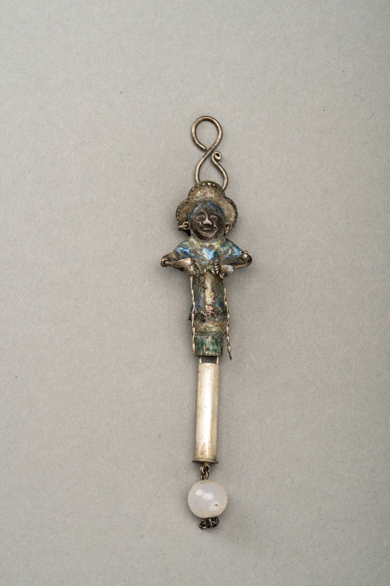 AN ENAMELED SILVER NEEDLE HOLDER, 17th CENTURY - Image 2 of 10