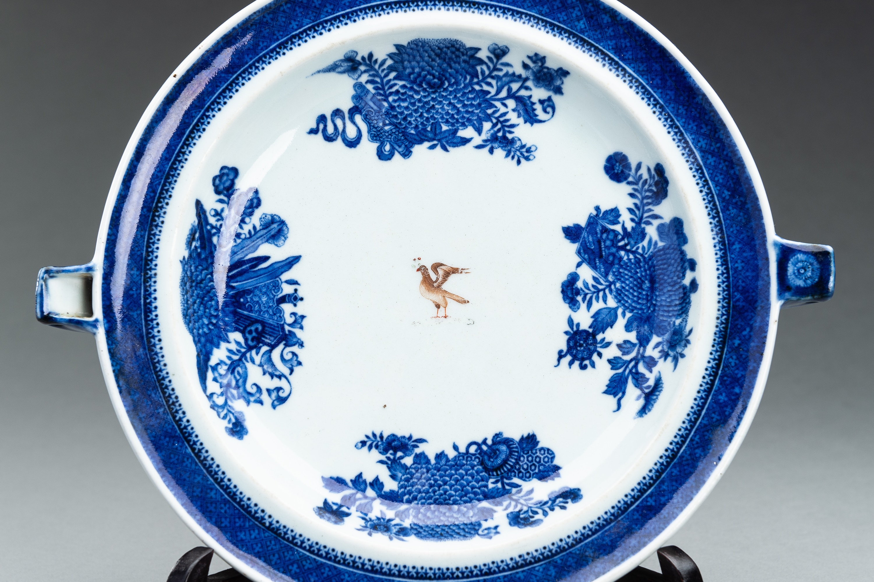 A BLUE AND WHITE FITZHUGH ARMORIAL PORCELAIN HOT WATER PLATE - Image 3 of 10
