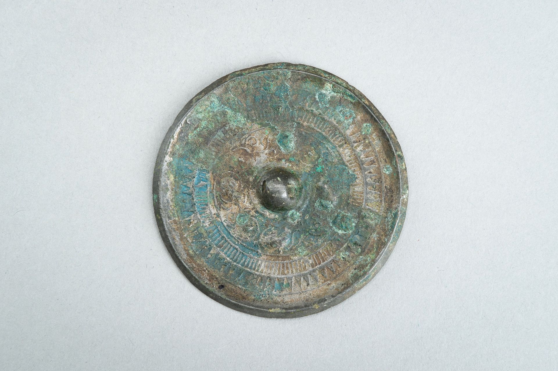 A BRONZE MIRROR, HAN DYNASTY - Bild 6 aus 9