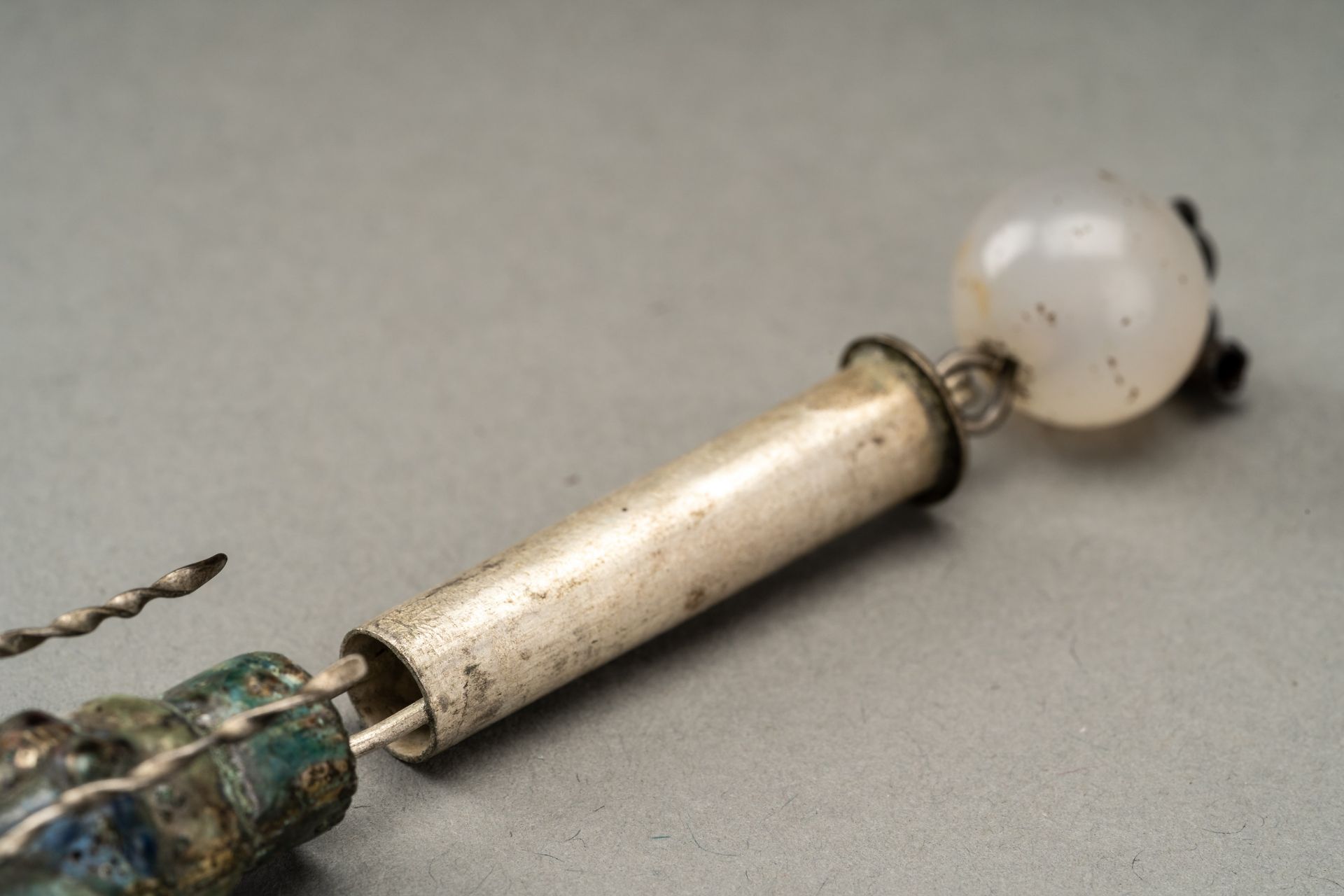 AN ENAMELED SILVER NEEDLE HOLDER, 17th CENTURY - Image 8 of 10