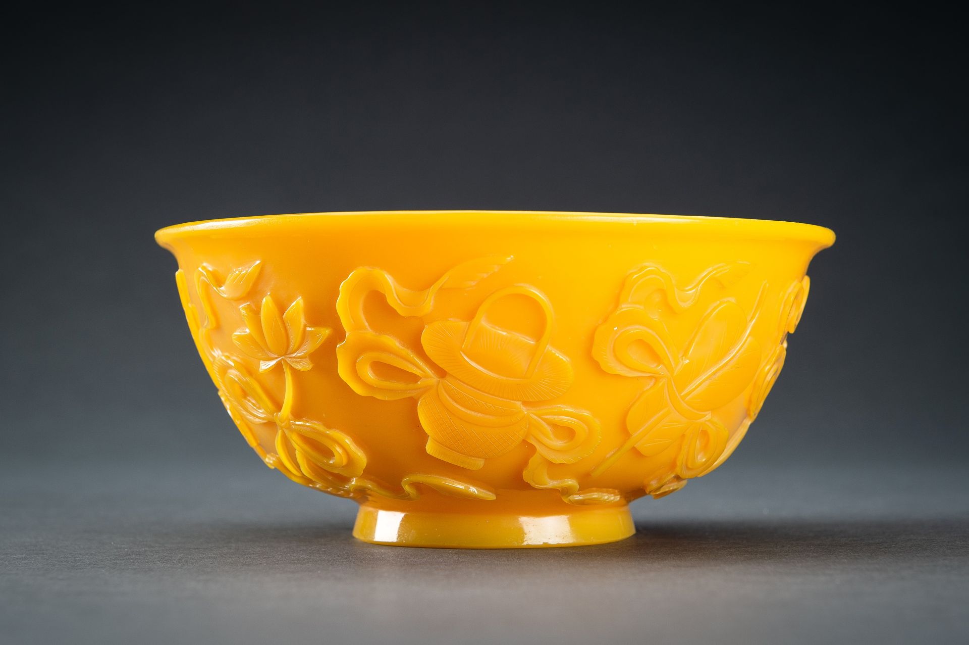 AN OPAQUE YELLOW GLASS BOWL WITH BUDDHIST SYMBOLS, QING - Bild 4 aus 13