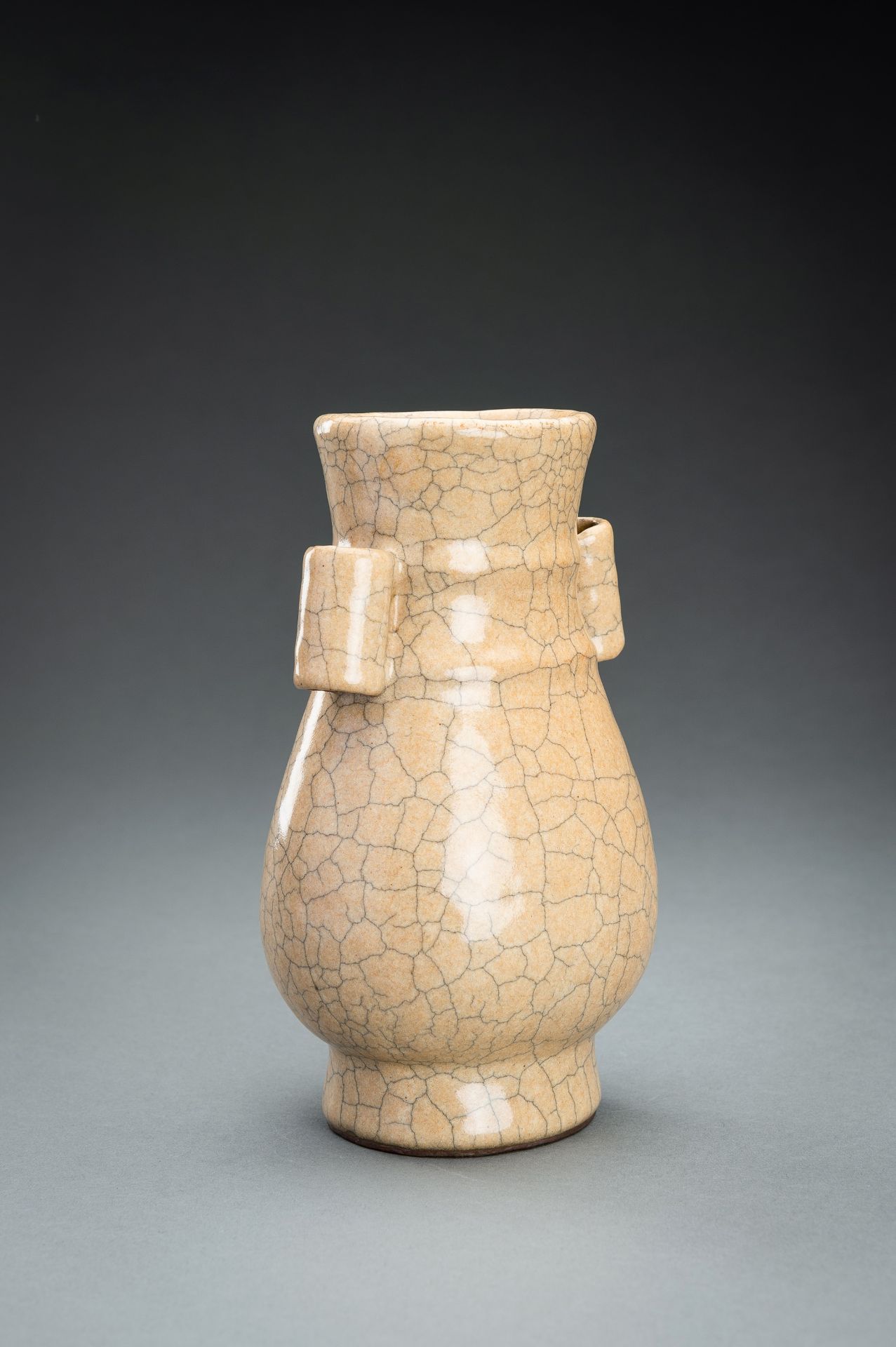 A SONG STYLE CRACKLE GLAZE PORCELAIN VASE, HU, c. 1920s - Image 6 of 11