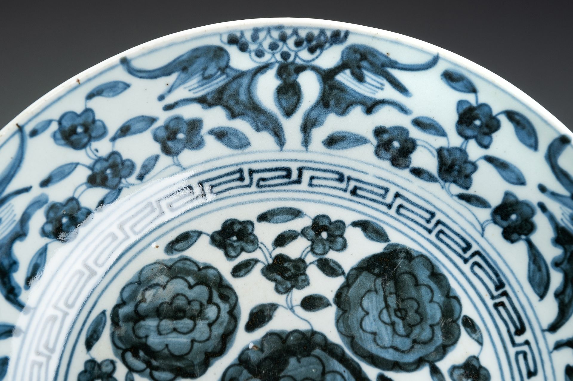 A BLUE AND WHITE PORCELAIN DISH, 17th CENTURY - Image 3 of 11