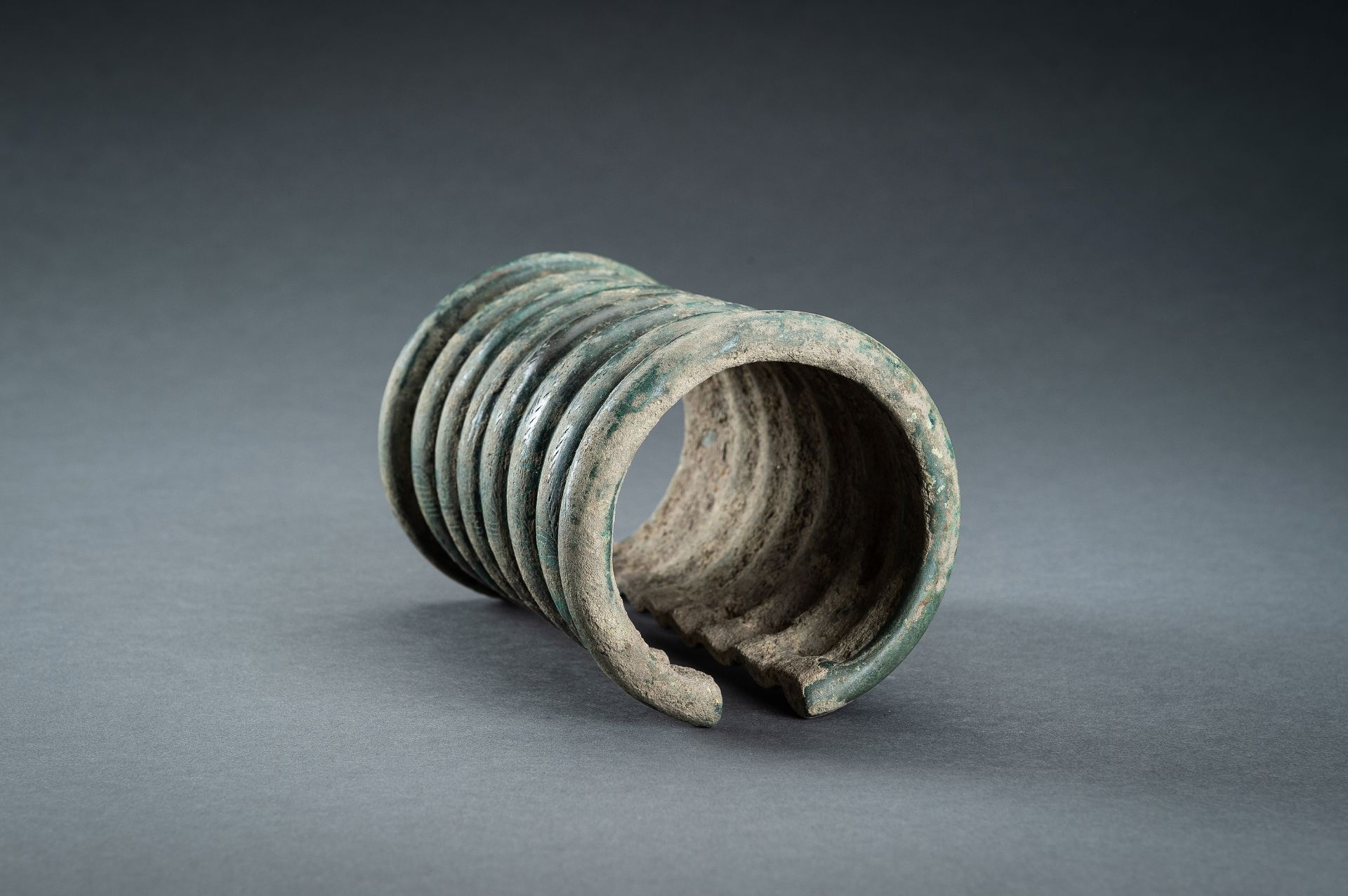 A BRONZE BRACELET, DONG SON - Bild 9 aus 11