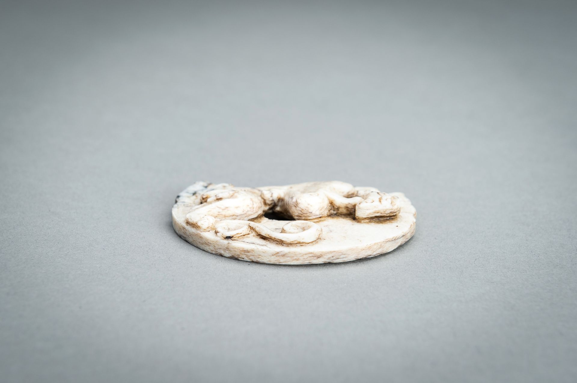 AN ARCHAISTIC MOTTLED JADE Â´CHILONGÂ´ PENDANT, QING - Image 7 of 10