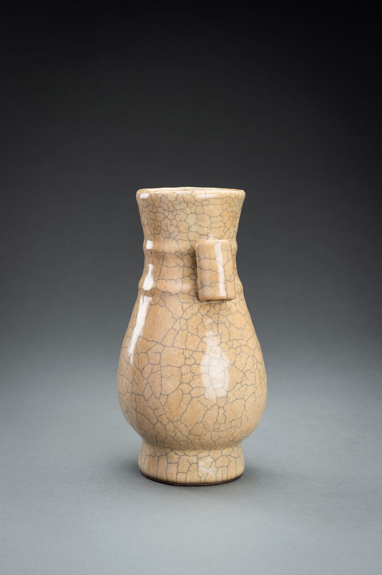 A SONG STYLE CRACKLE GLAZE PORCELAIN VASE, HU, c. 1920s - Image 4 of 11