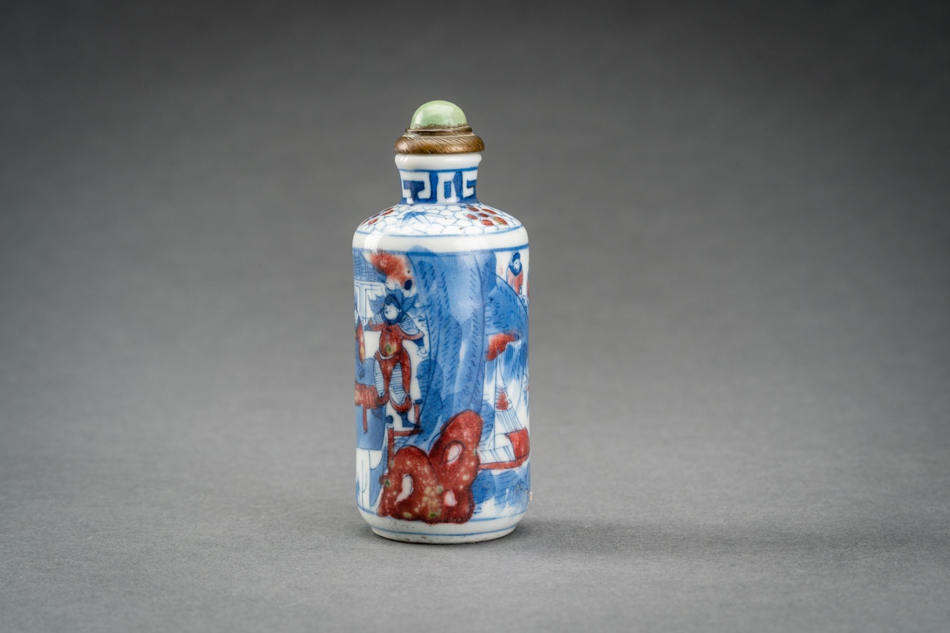 A BLUE, WHITE AND IRON RED PORCELAIN SNUFF BOTTLE WITH PALACE SCENE, QING - Image 3 of 8