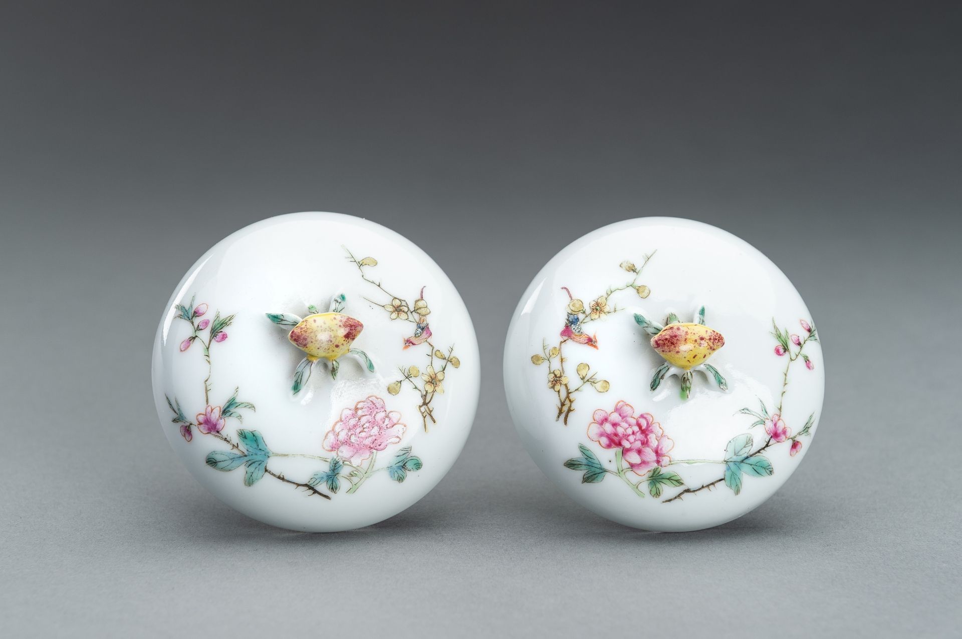 A SMALL PAIR OF ENAMELED BOWLS AND COVERS, GUANGXU MARK AND PERIOD - Image 7 of 12