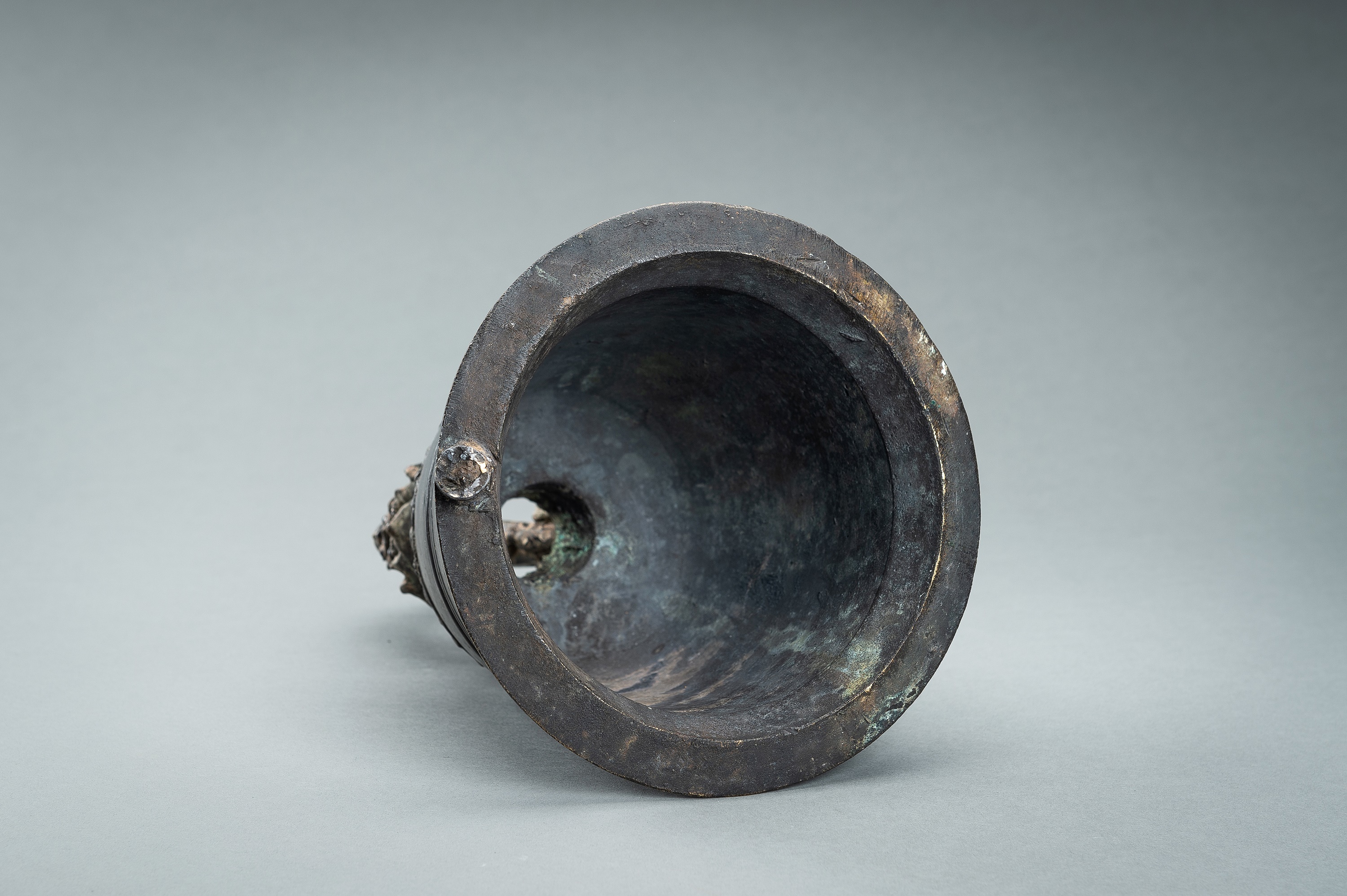 A MASSIVE BURMESE BRONZE TEMPLE BELL - Image 14 of 15