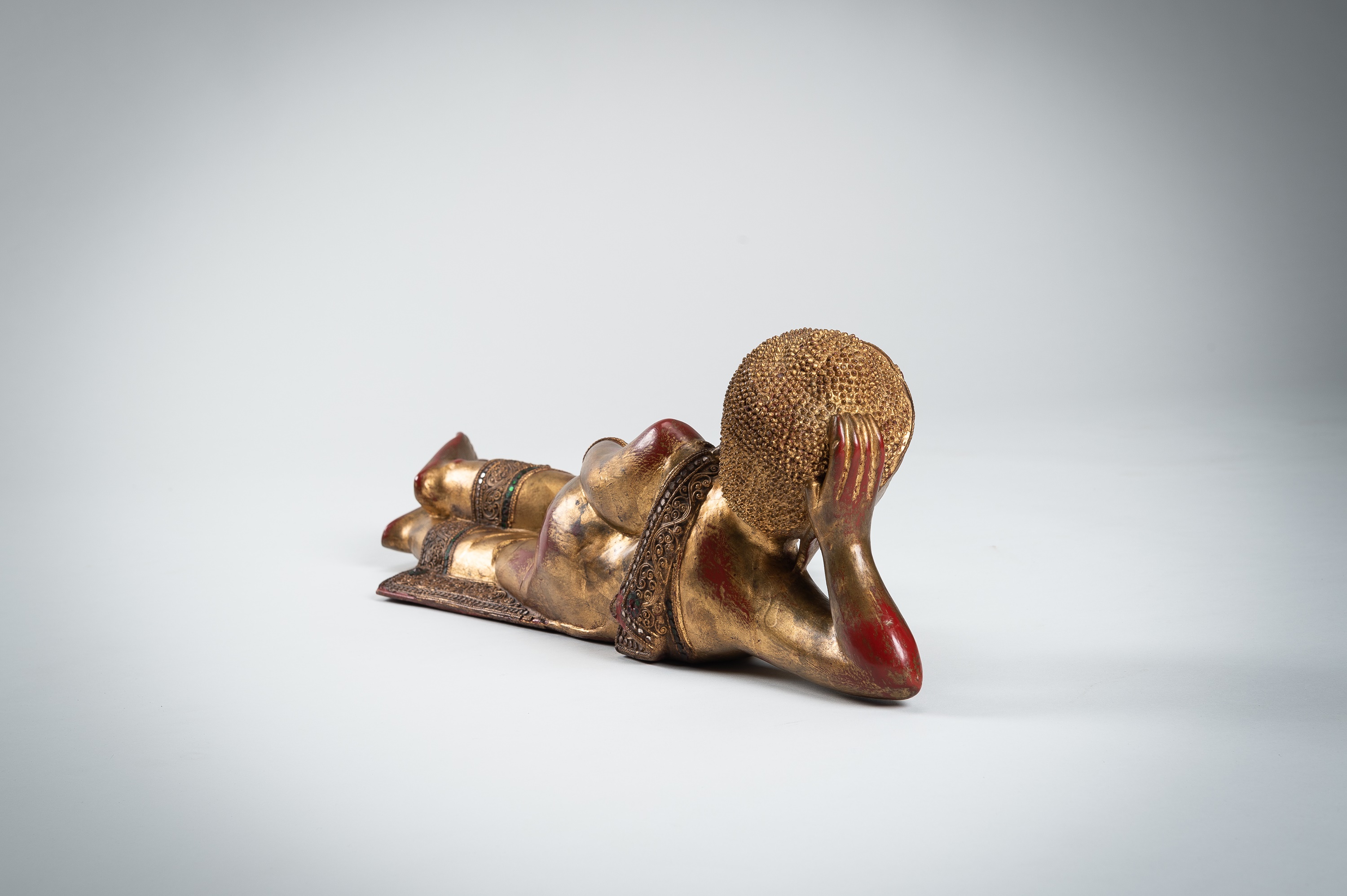 A BURMESE GILT-LACQUERED WOOD FIGURE OF THE RECLINING BUDDHA - Image 9 of 13