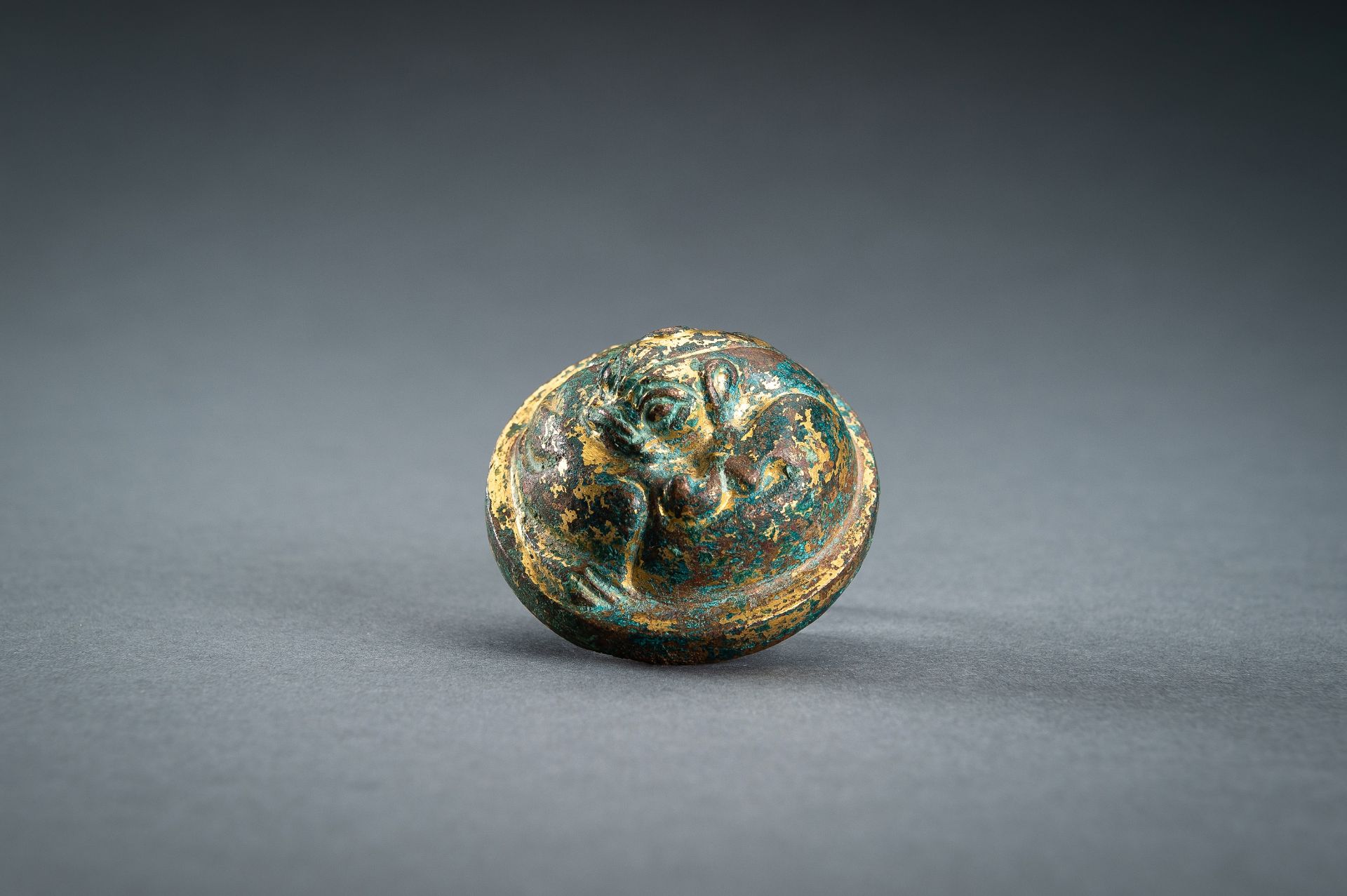 A GILT-BRONZE HAN DYNASTY 'LION' SCROLL WEIGHT - Bild 6 aus 14