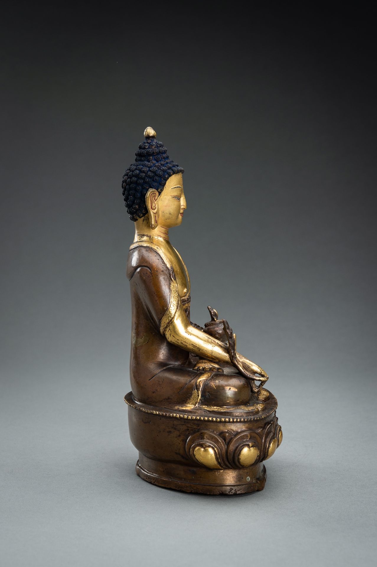 A PARCEL-GILT BRONZE FIGURE OF BUDDHA, c. 1920s - Bild 5 aus 11