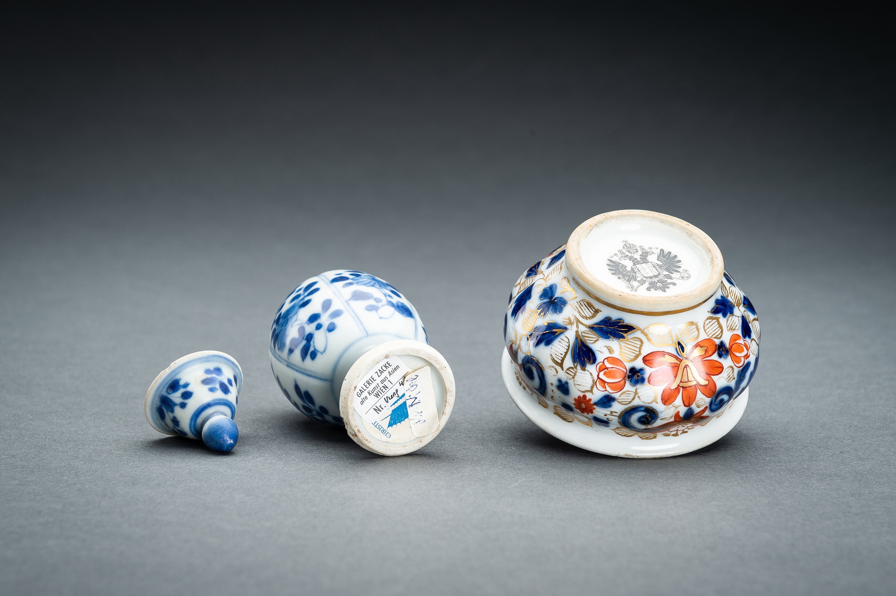 A GROUP OF FOUR MINIATURE PORCELAIN ITEMS - Image 13 of 16