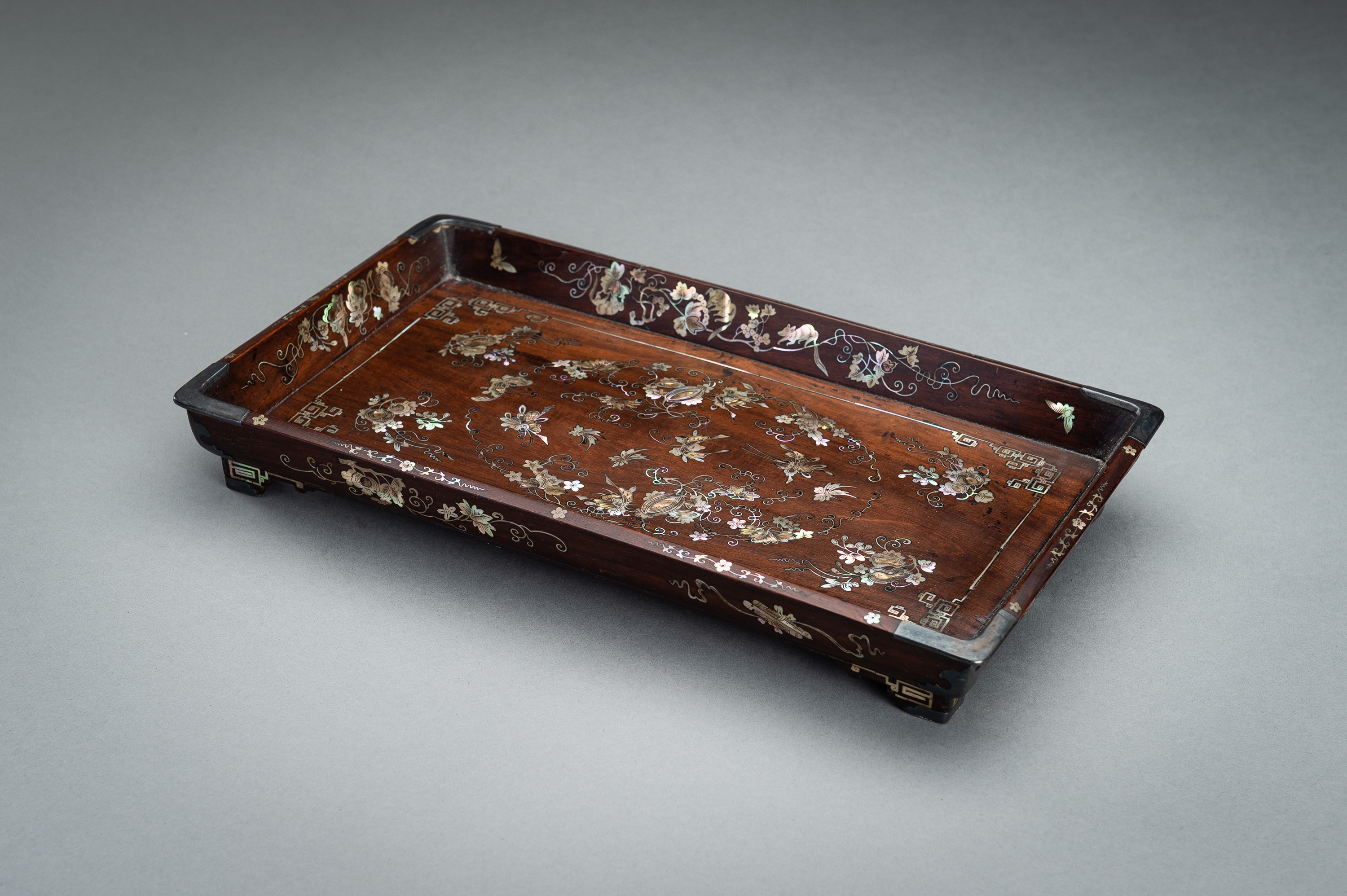 A FINE MOTHER-OF-PEARL INLAID WOOD TRAY, 19TH CENTURY - Image 2 of 13
