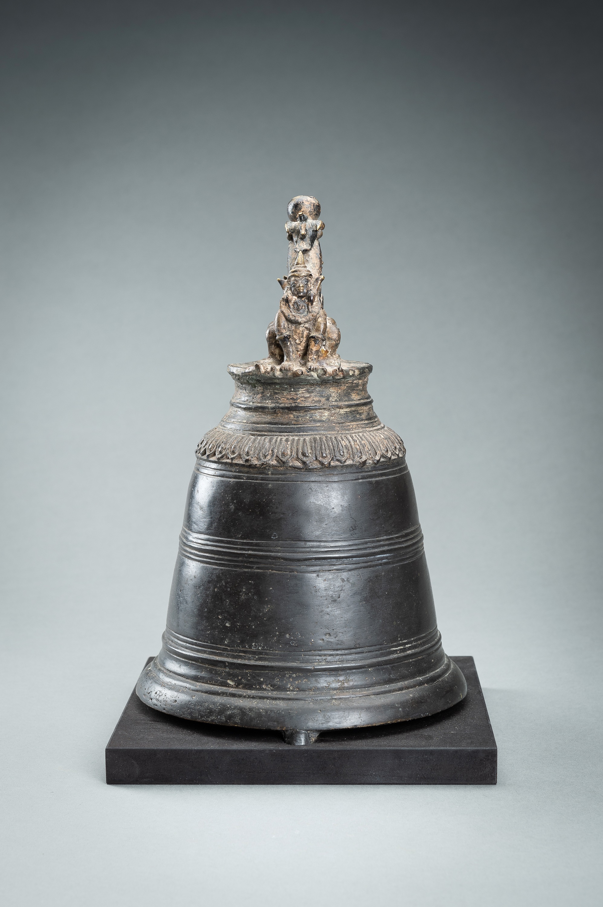 A MASSIVE BURMESE BRONZE TEMPLE BELL - Image 10 of 15