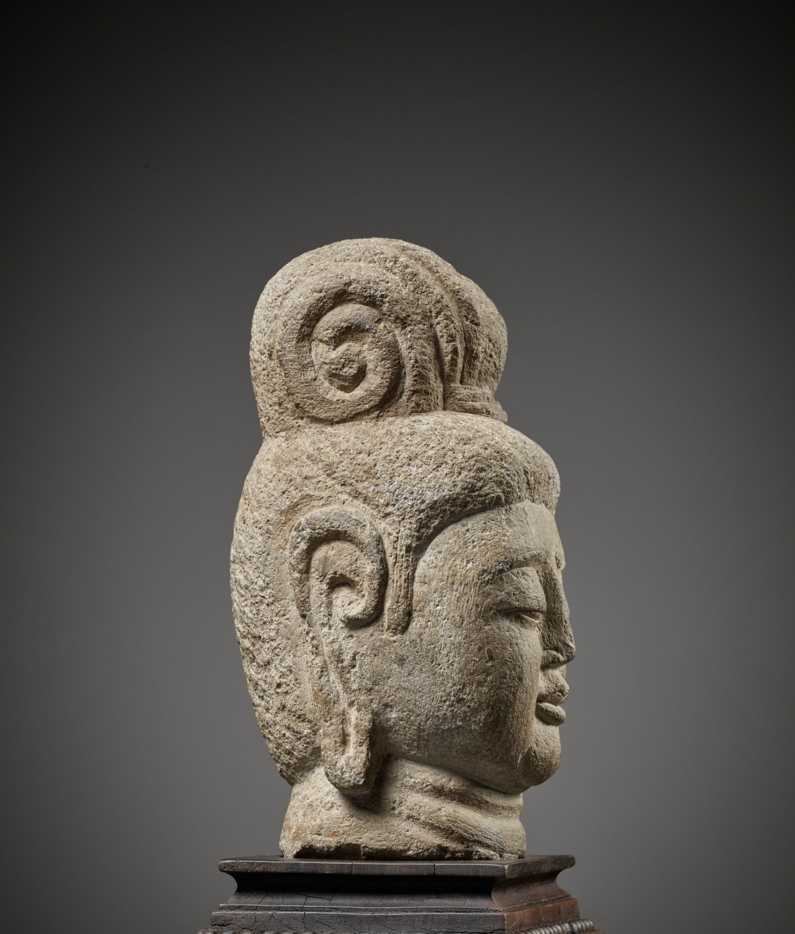 A RARE SANDSTONE HEAD OF GUANYIN, SUI TO TANG DYNASTY - Bild 10 aus 13