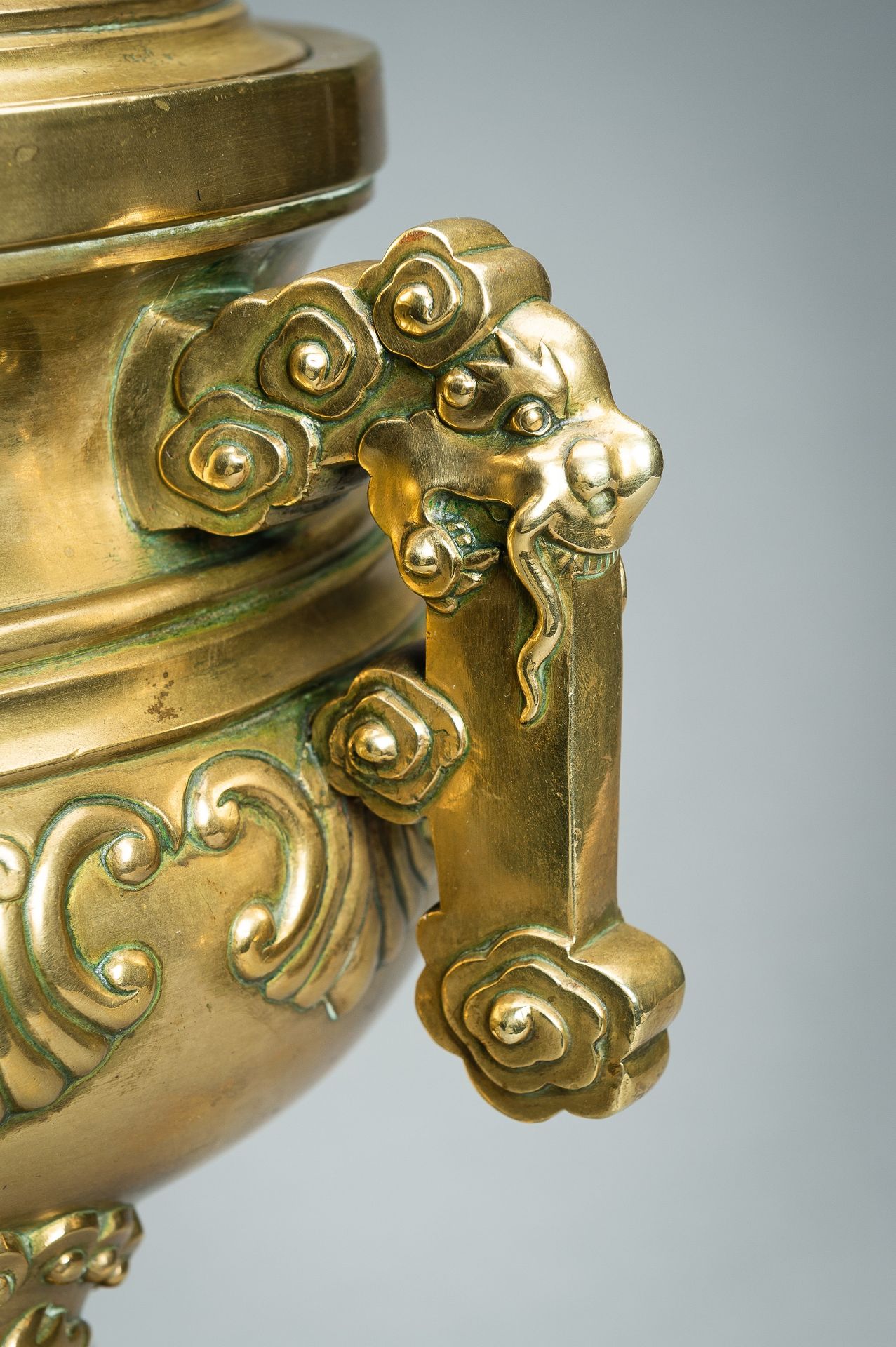 A MASSIVE GILT BRONZE TRIPOD CENSER WITH STAND AND COVER, QING - Image 13 of 19