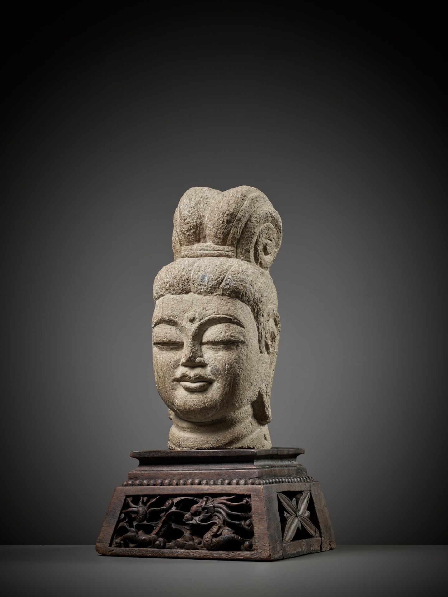 A RARE SANDSTONE HEAD OF GUANYIN, SUI TO TANG DYNASTY - Bild 5 aus 13