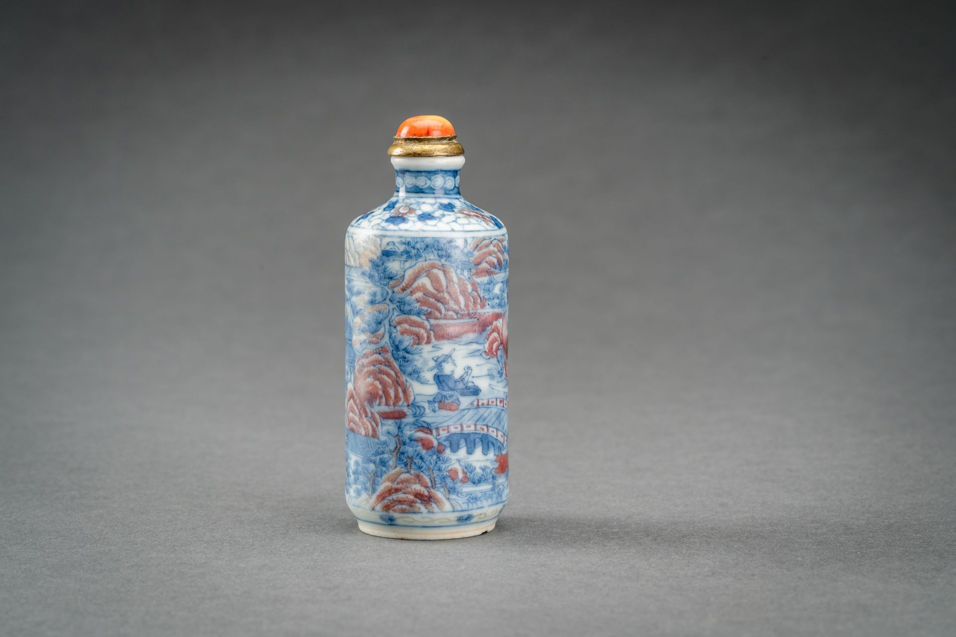 A BLUE, WHITE AND IRON RED 'SCHOLARS' PORCELAIN SNUFF BOTTLE, QING - Image 4 of 9