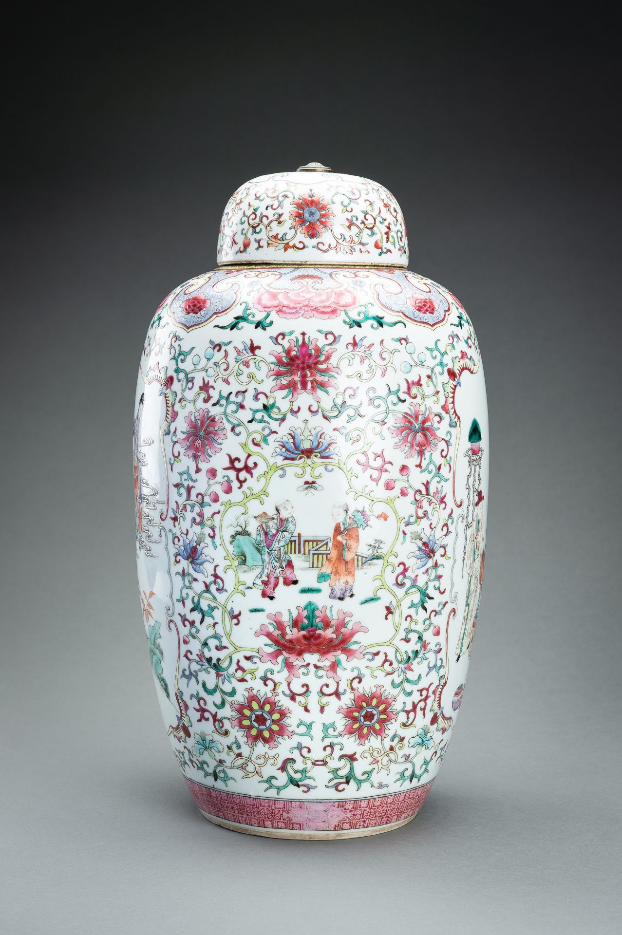 A LARGE FAMILLE ROSE PORCELAIN VASE AND COVER, QING - Image 9 of 18