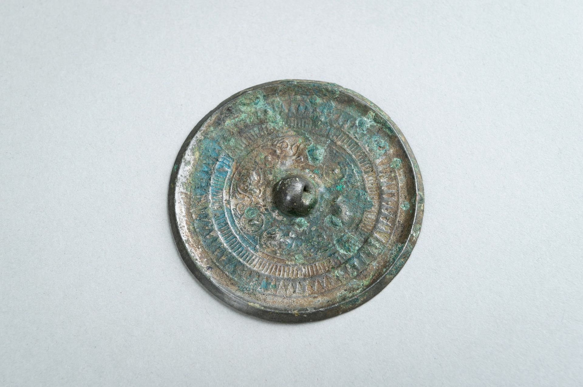 A BRONZE MIRROR, HAN DYNASTY - Bild 5 aus 9