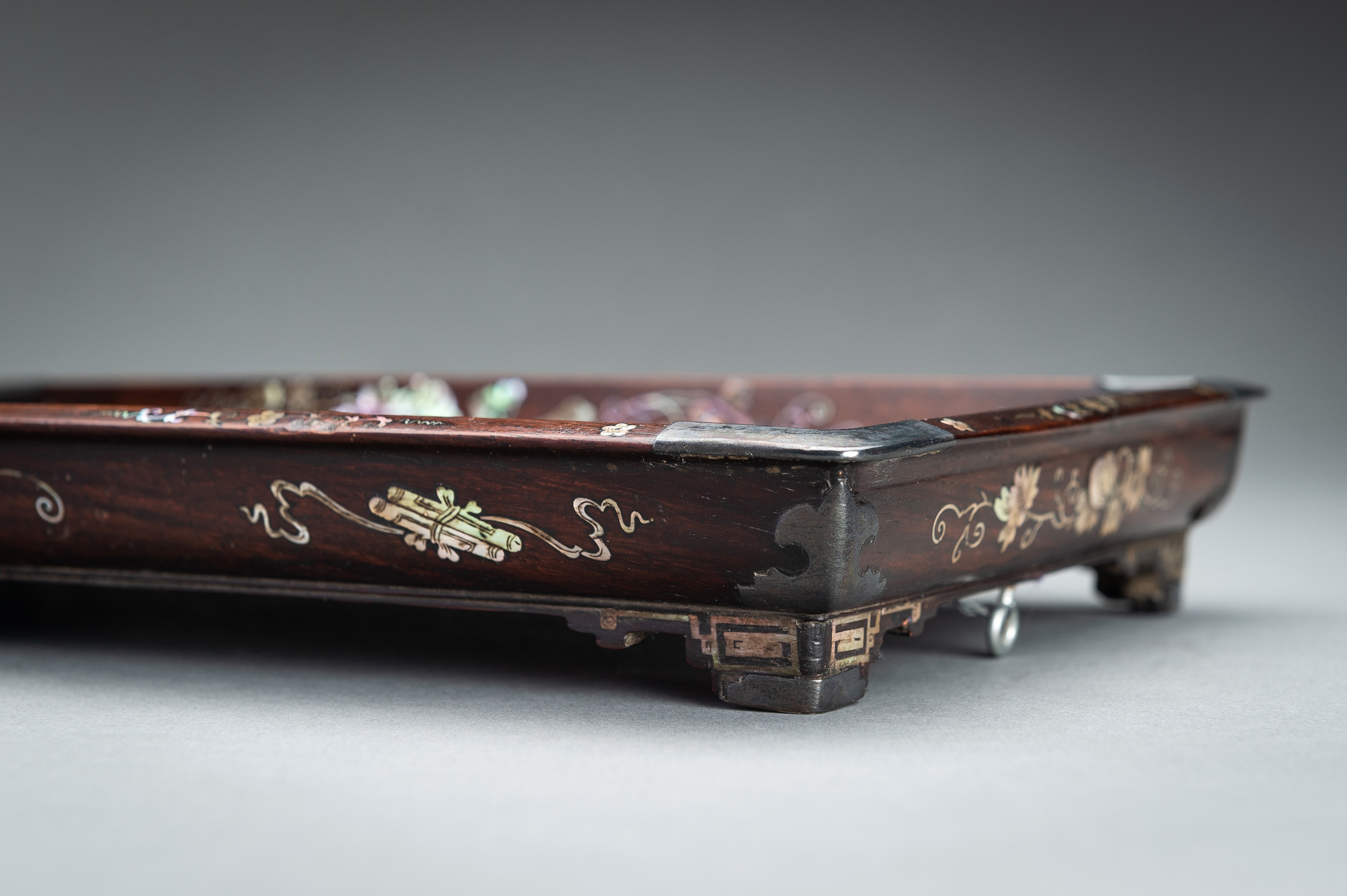 A FINE MOTHER-OF-PEARL INLAID WOOD TRAY, 19TH CENTURY - Image 10 of 13