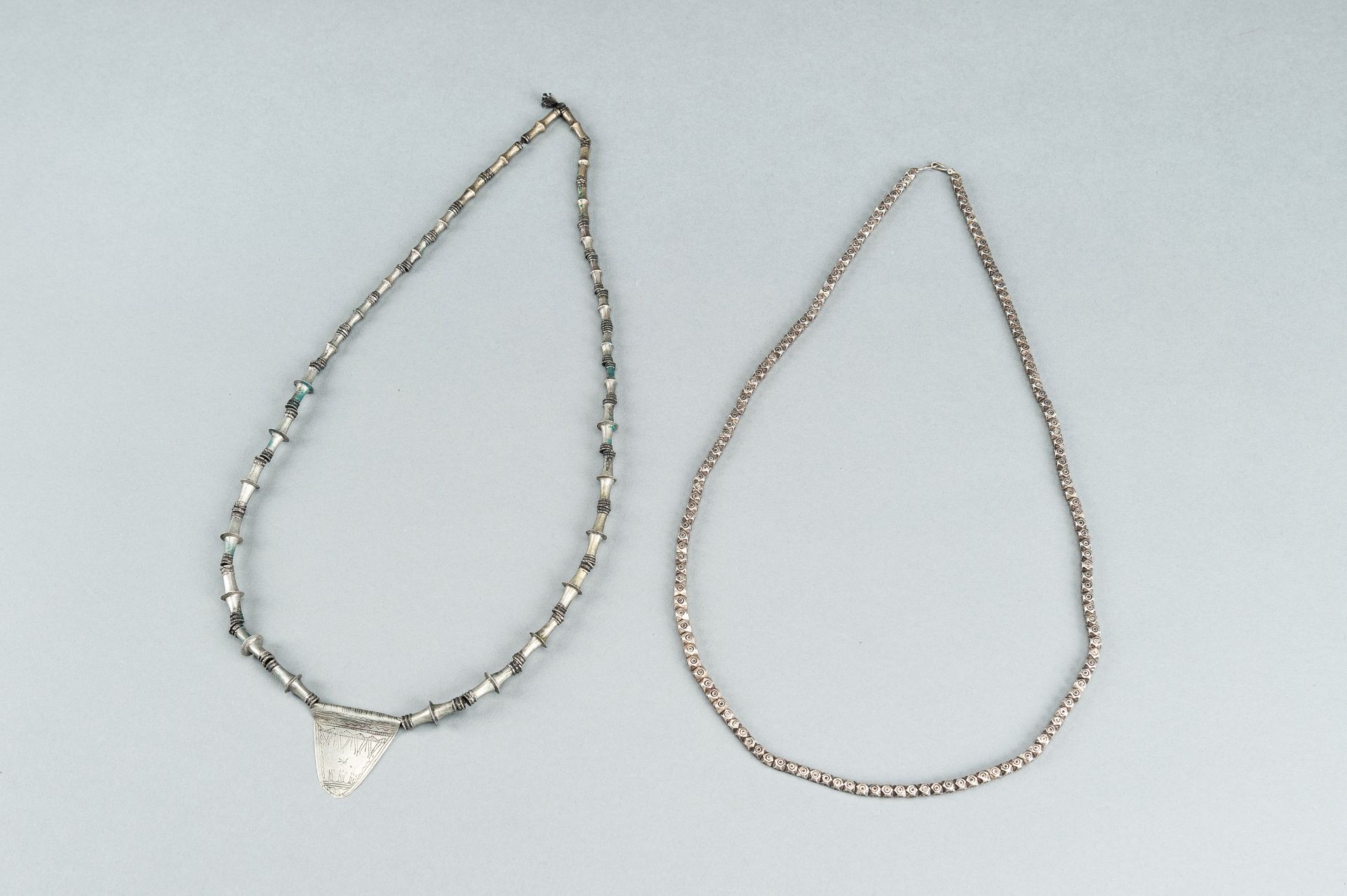 TWO MIDDLE EASTERN SILVER AND METAL NECKLACES, c. 1900s - Bild 10 aus 12