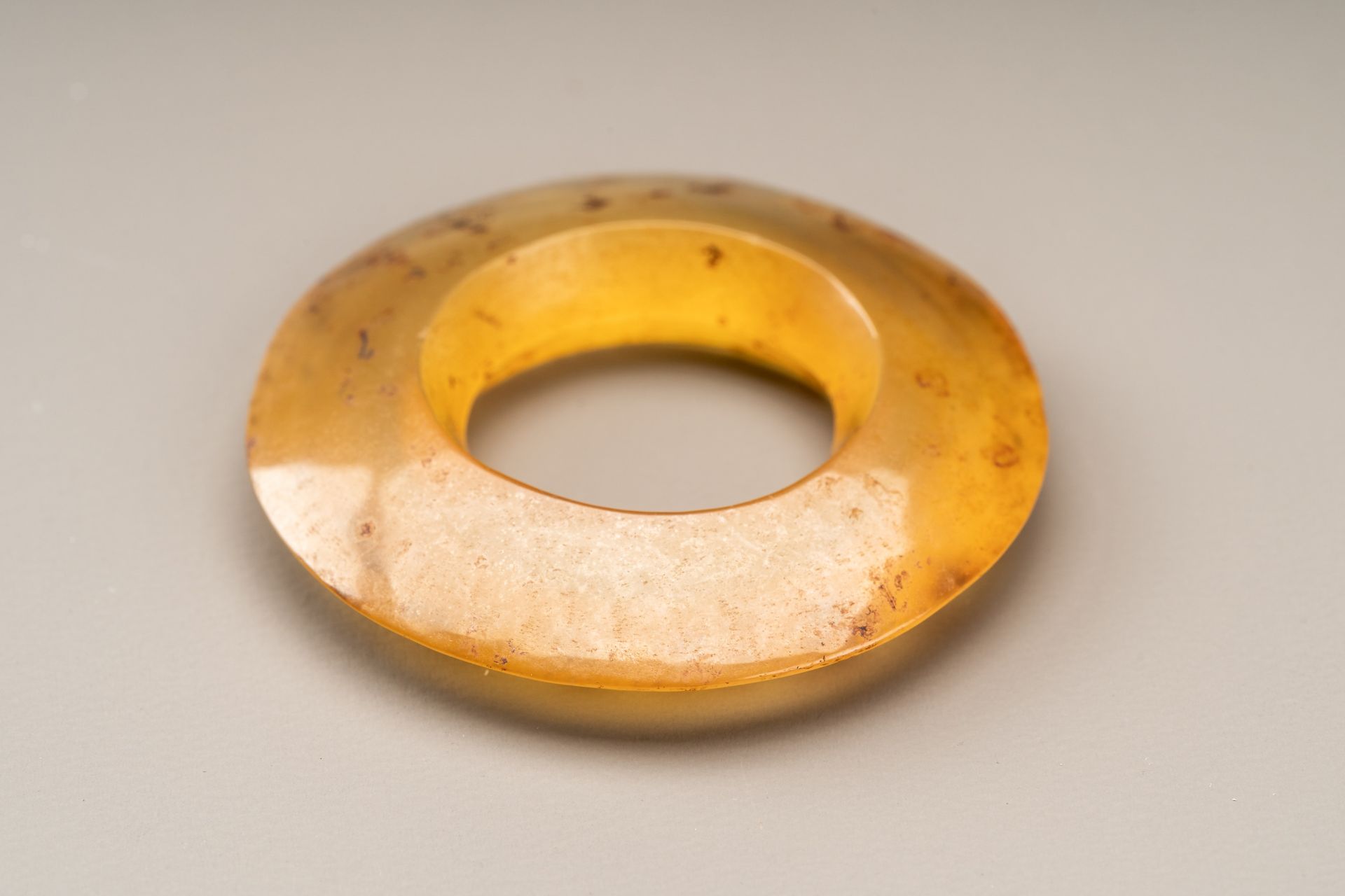 A SMALL AGATE DISC, HAN DYNASTY - Bild 6 aus 6