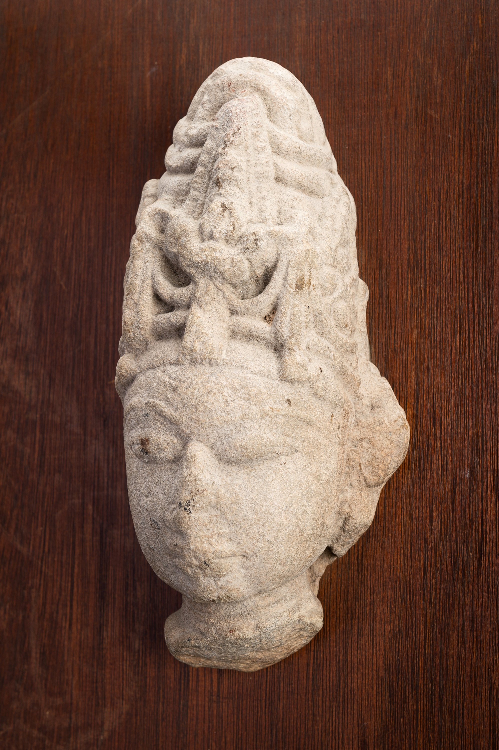 A SANDSTONE HEAD OF VISHNU WITH A MITER CROWN - Image 6 of 14